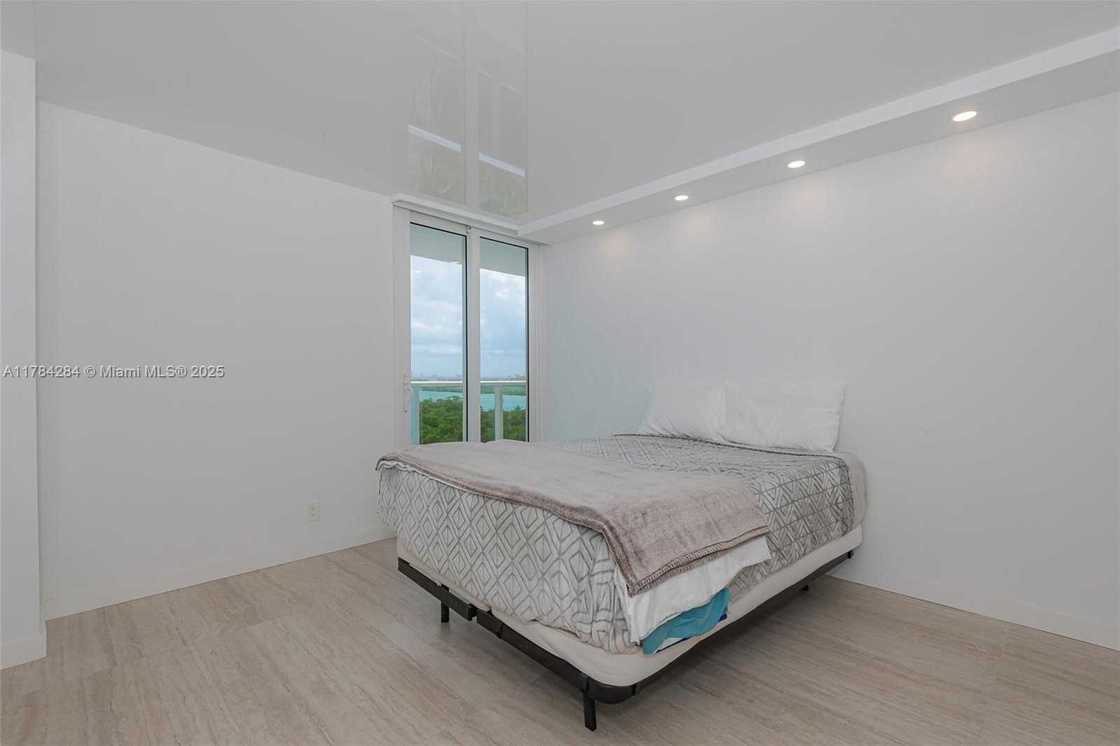 Small Image of 100 BAYVIEW DR #825, Sunny Isles Beach Number 17
