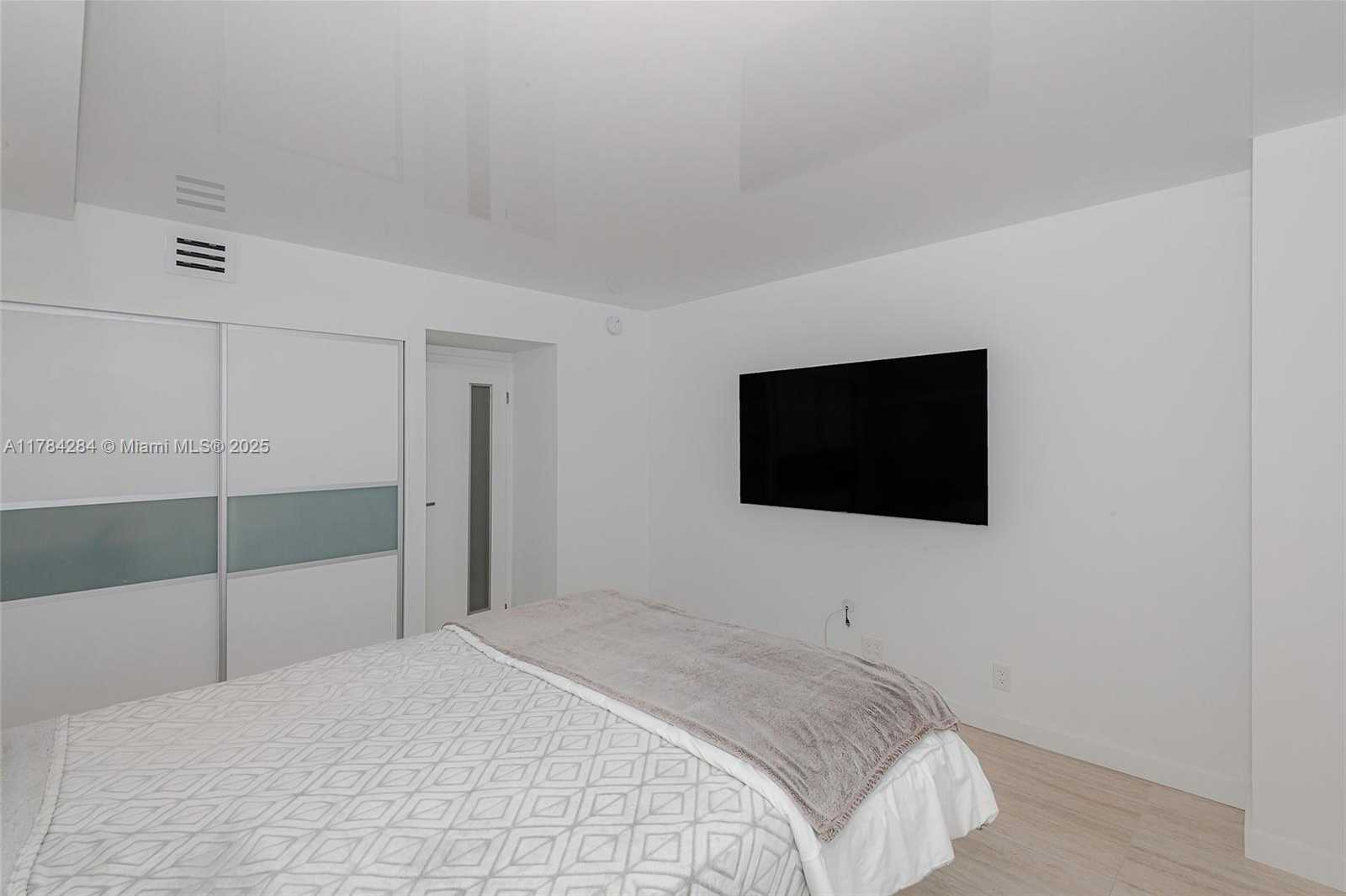 Small Image of 100 BAYVIEW DR #825, Sunny Isles Beach Number 18