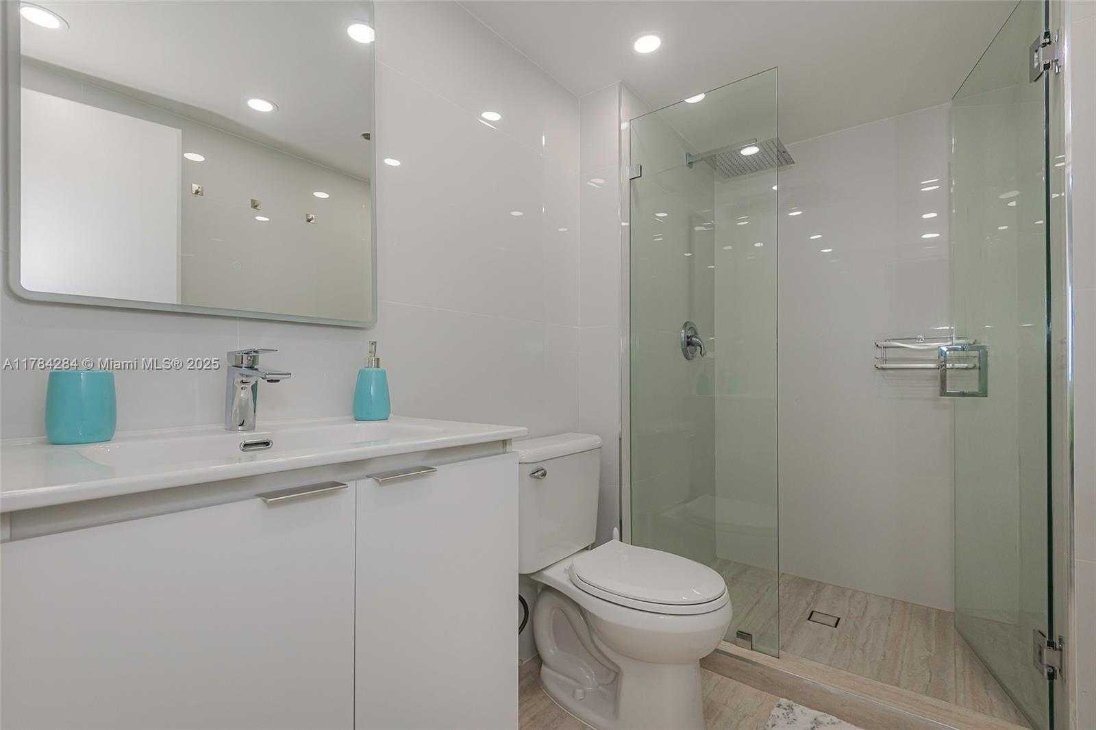 Small Image of 100 BAYVIEW DR #825, Sunny Isles Beach Number 19