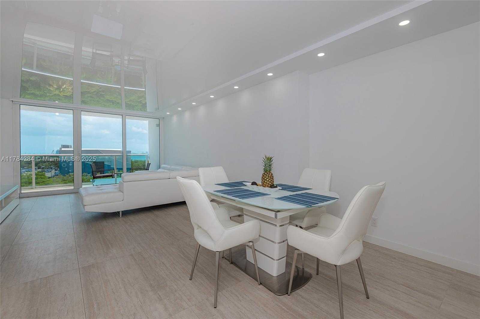 Small Image of 100 BAYVIEW DR #825, Sunny Isles Beach Number 2