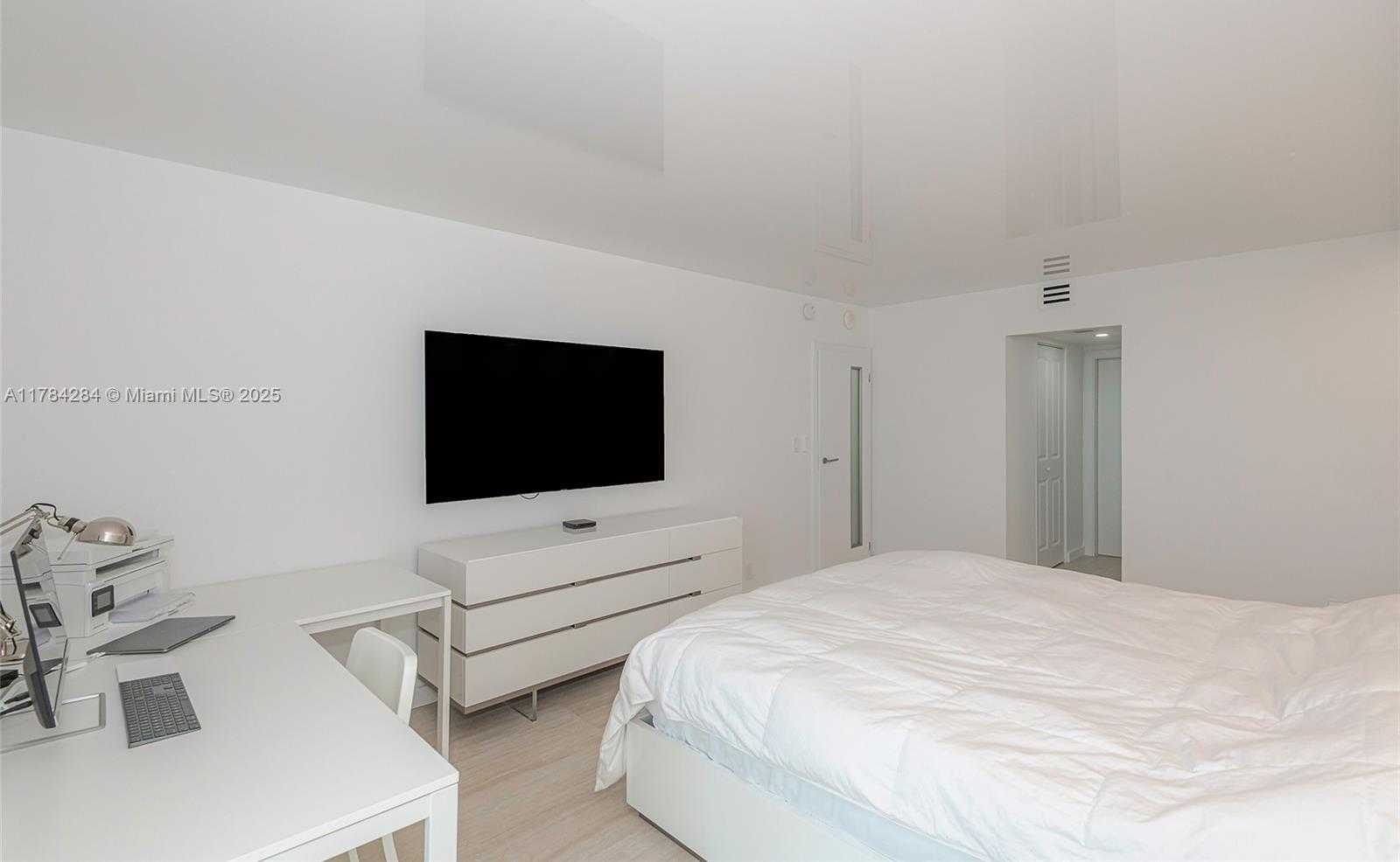 Small Image of 100 BAYVIEW DR #825, Sunny Isles Beach Number 22
