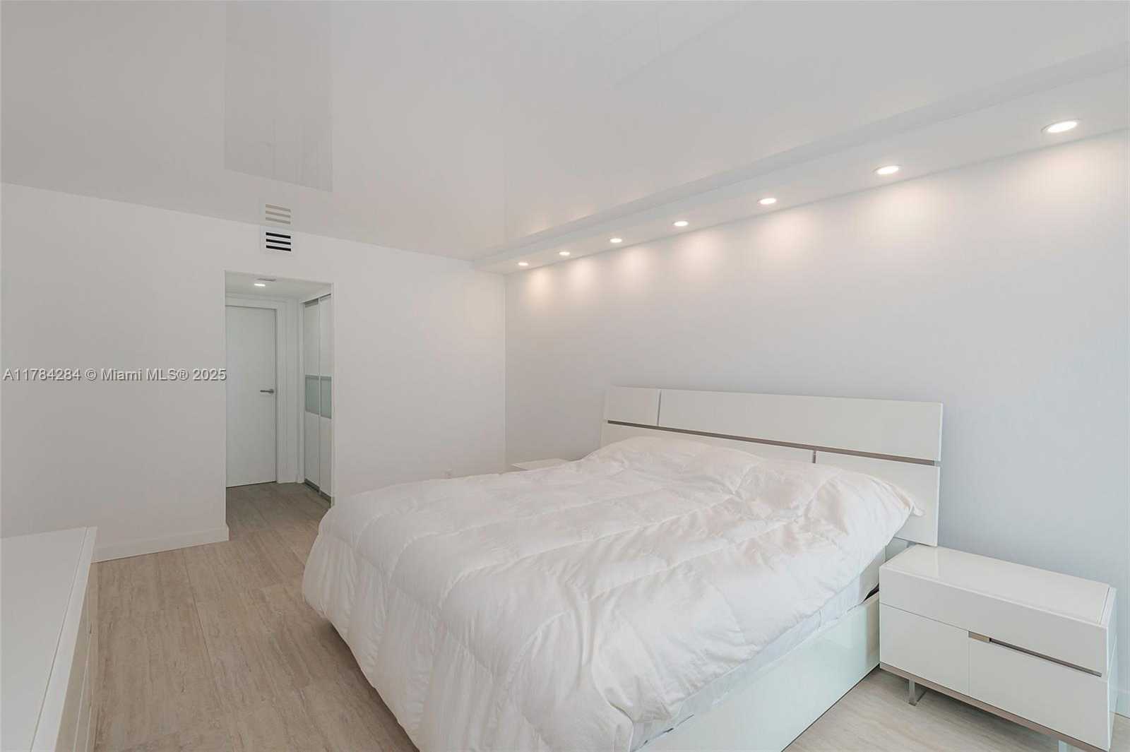 Small Image of 100 BAYVIEW DR #825, Sunny Isles Beach Number 23