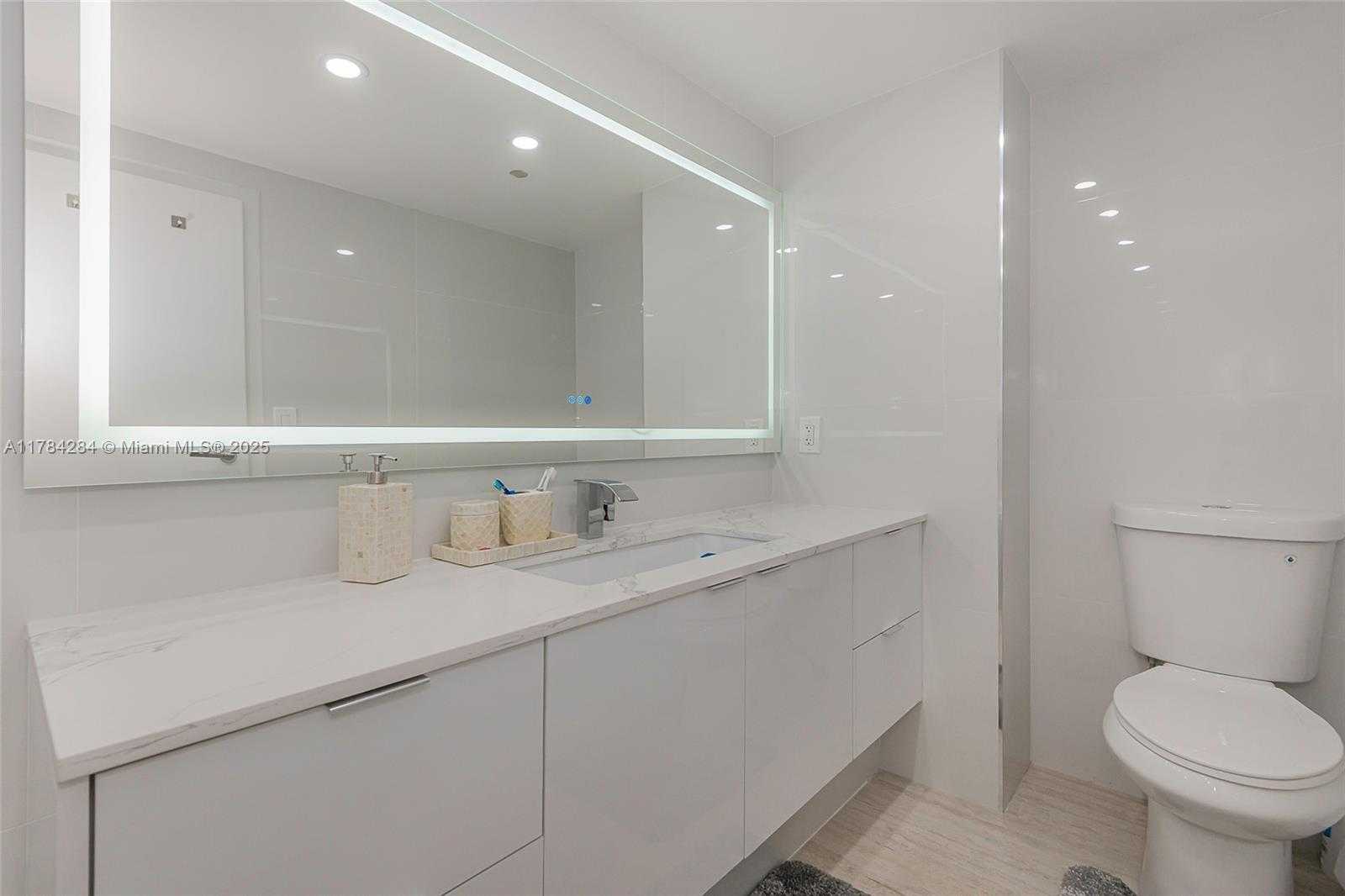 Small Image of 100 BAYVIEW DR #825, Sunny Isles Beach Number 24