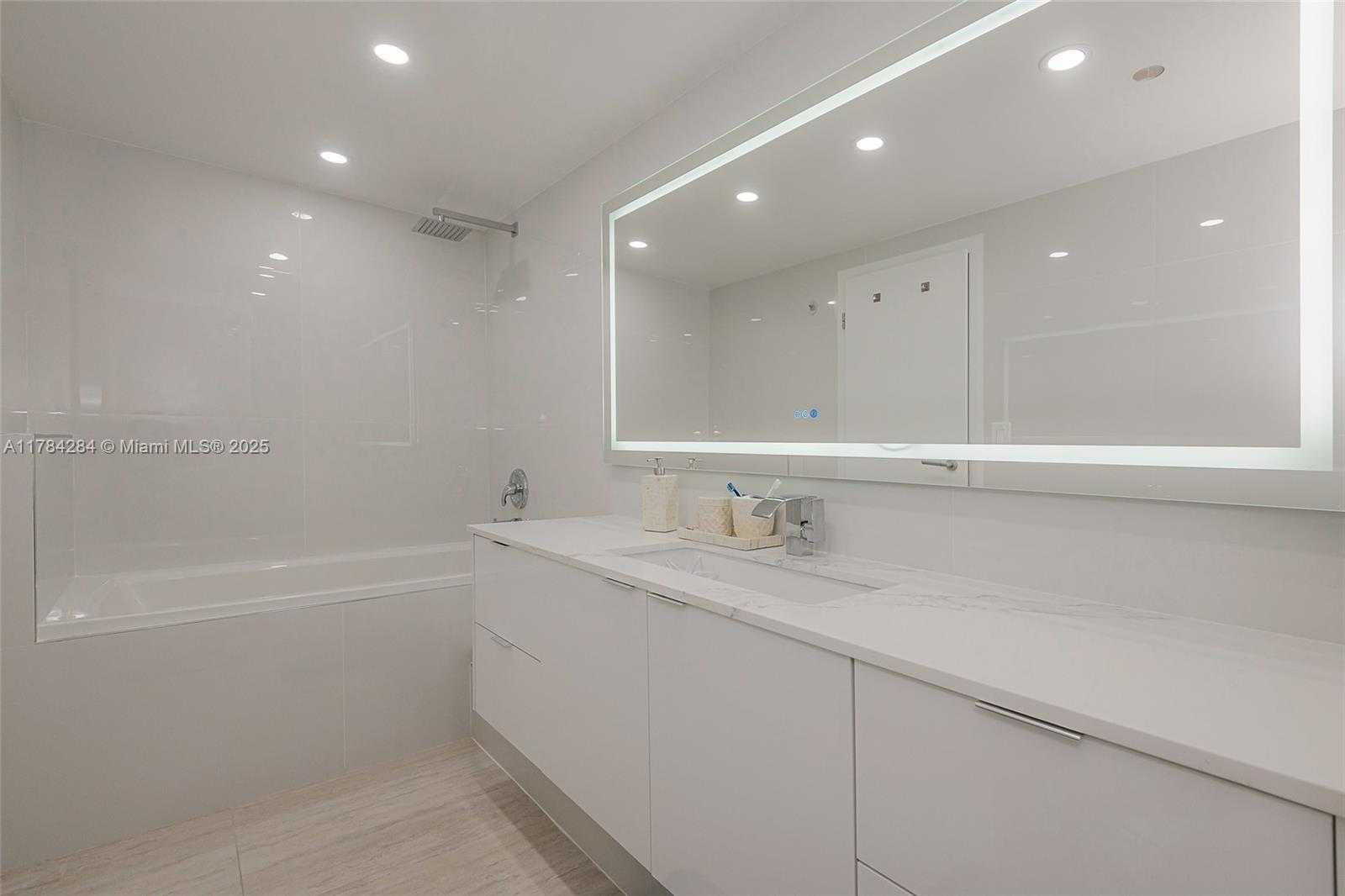 Small Image of 100 BAYVIEW DR #825, Sunny Isles Beach Number 25