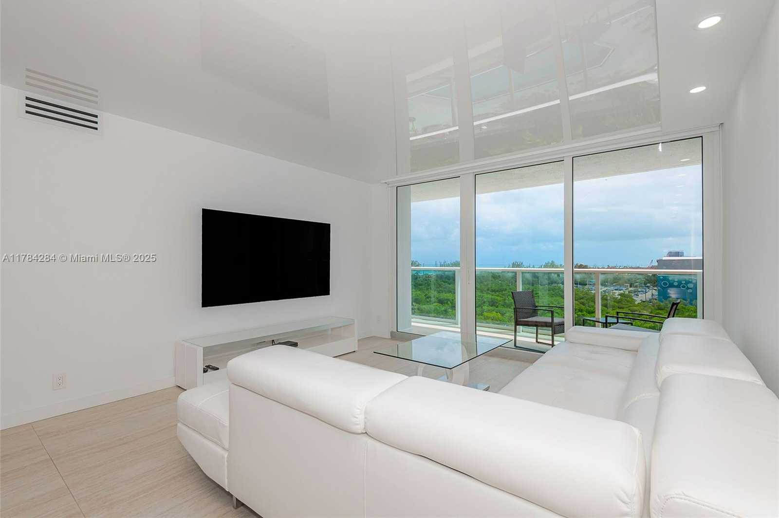 Small Image of 100 BAYVIEW DR #825, Sunny Isles Beach Number 3