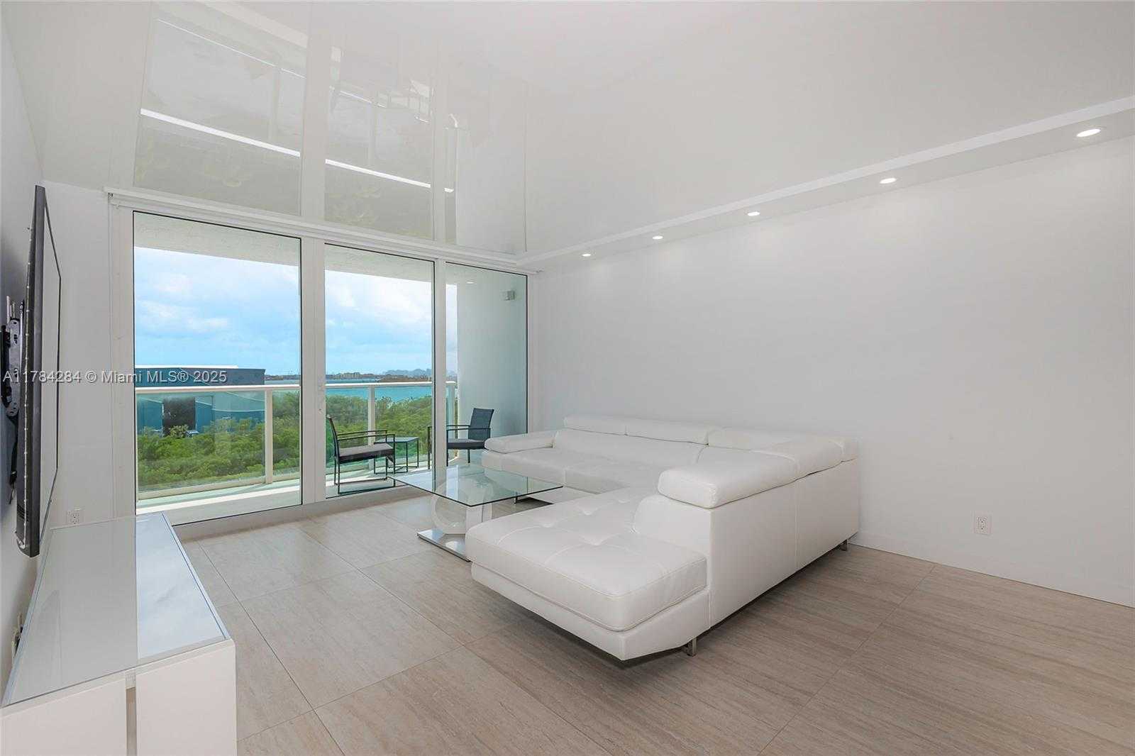 Small Image of 100 BAYVIEW DR #825, Sunny Isles Beach Number 4