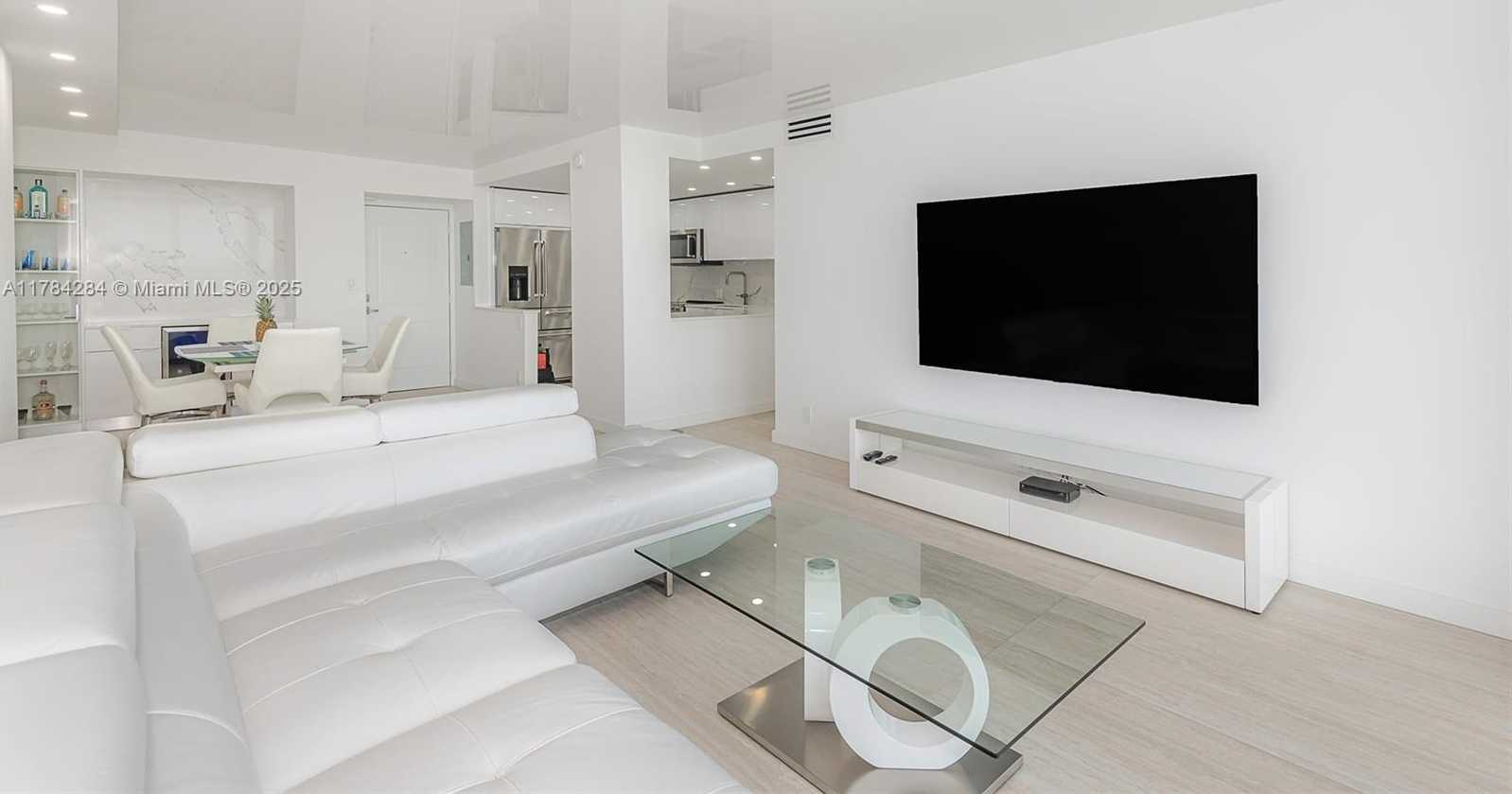 Small Image of 100 BAYVIEW DR #825, Sunny Isles Beach Number 5