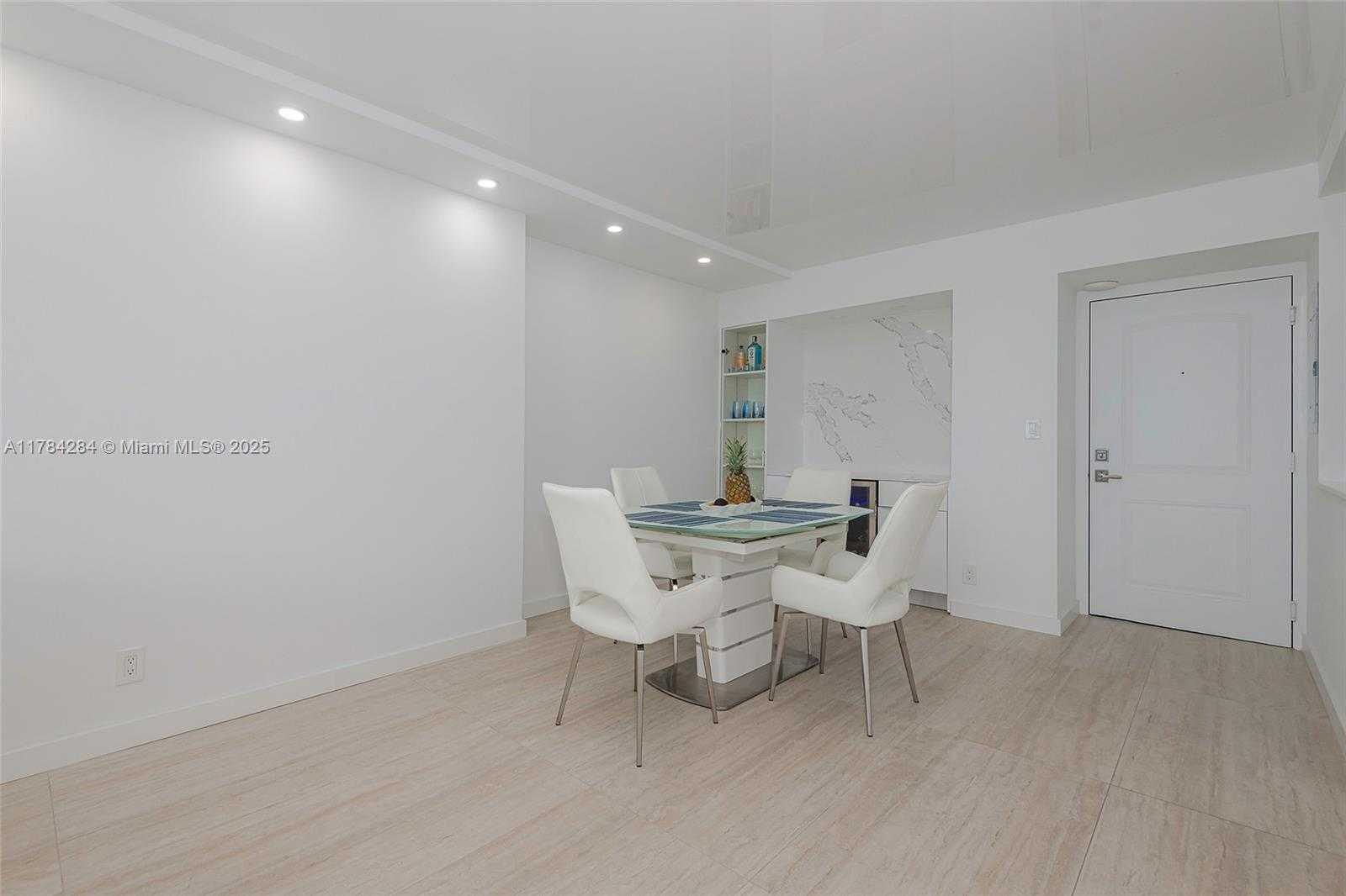 Small Image of 100 BAYVIEW DR #825, Sunny Isles Beach Number 7