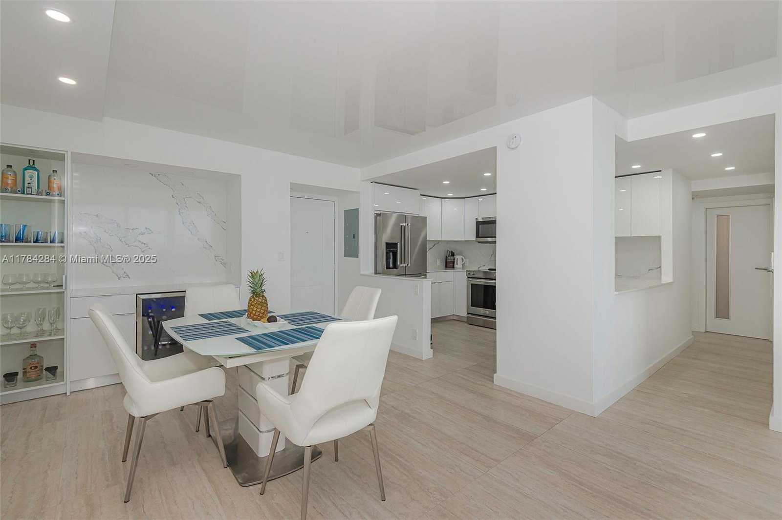Small Image of 100 BAYVIEW DR #825, Sunny Isles Beach Number 8