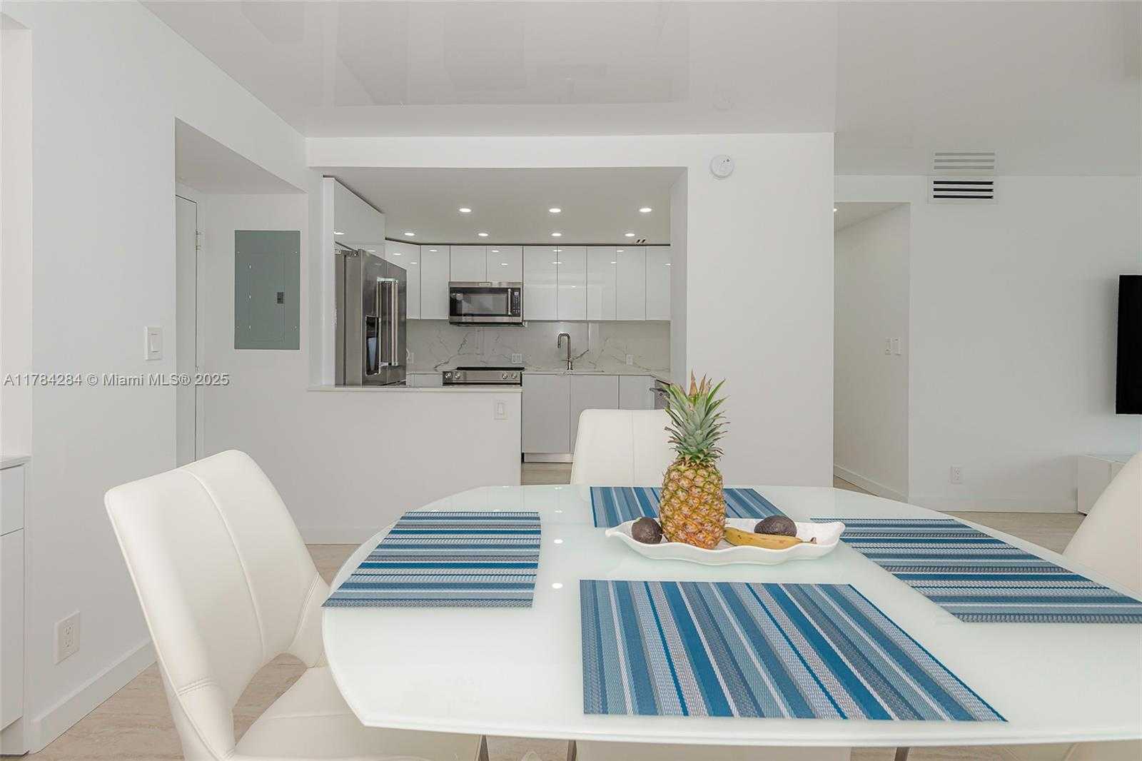 Small Image of 100 BAYVIEW DR #825, Sunny Isles Beach Number 9