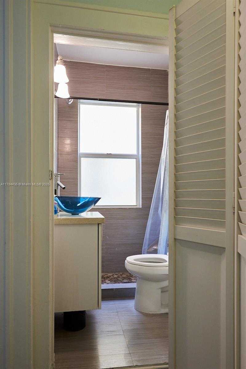 Small Image of 124 MENDOZA AVE #3, Coral Gables Number 11