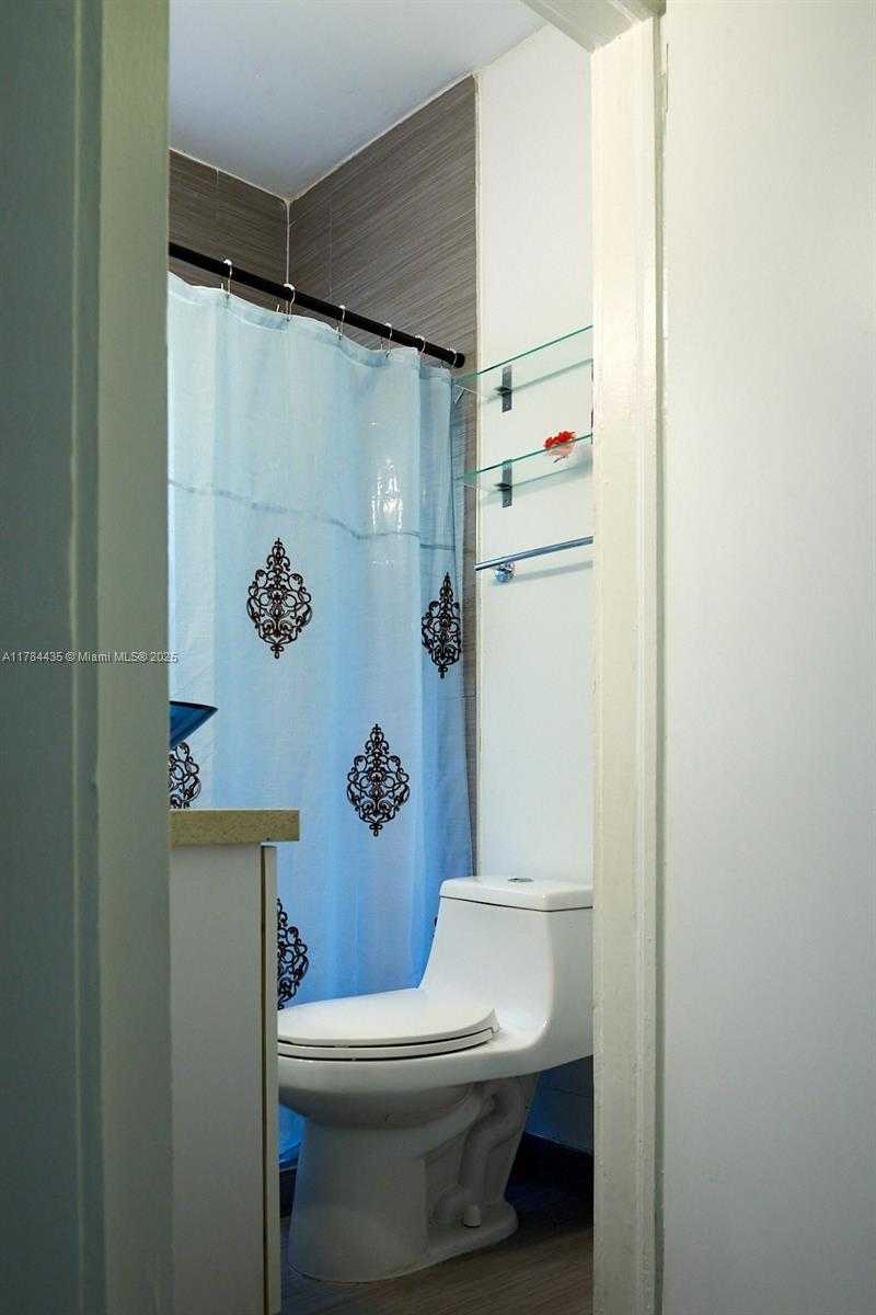 Small Image of 124 MENDOZA AVE #3, Coral Gables Number 17