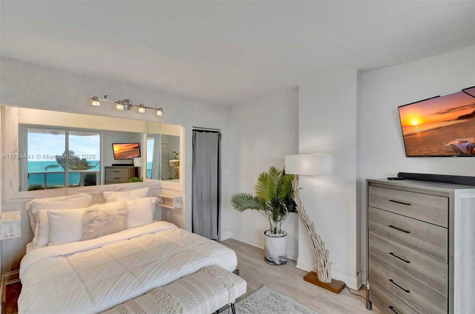 Small Image of 2401 COLLINS AVE #601, Miami Beach Number 16