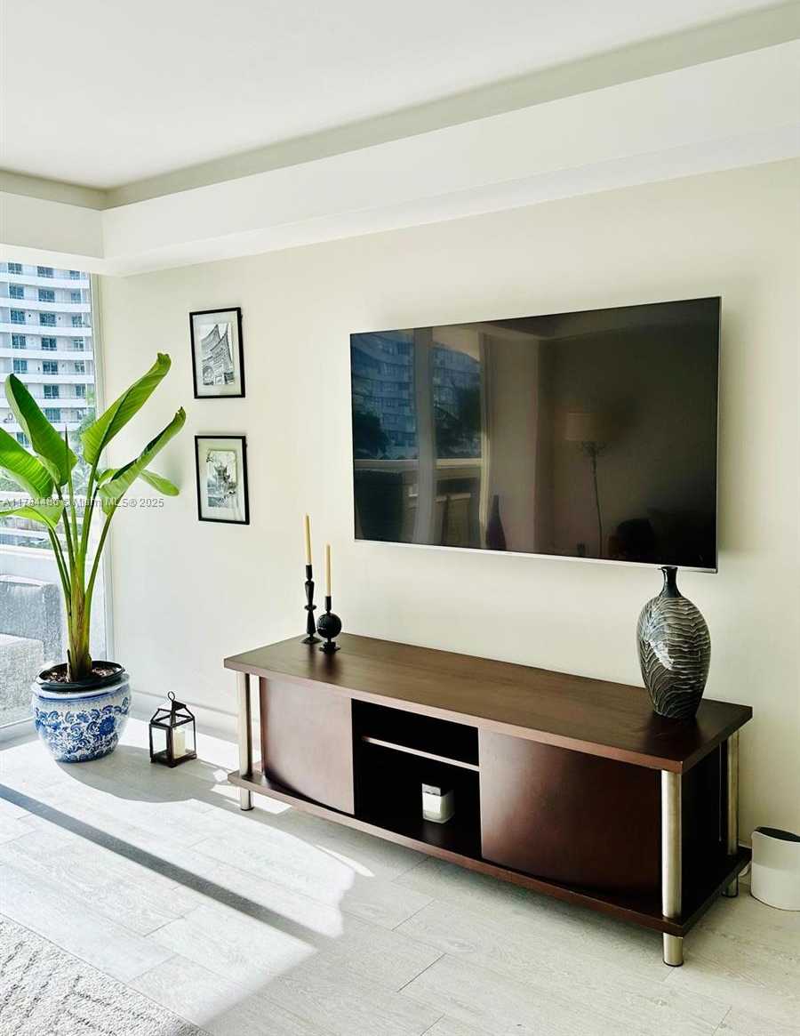 Small Image of 5600 COLLINS AVE #5A, Miami Beach Number 17