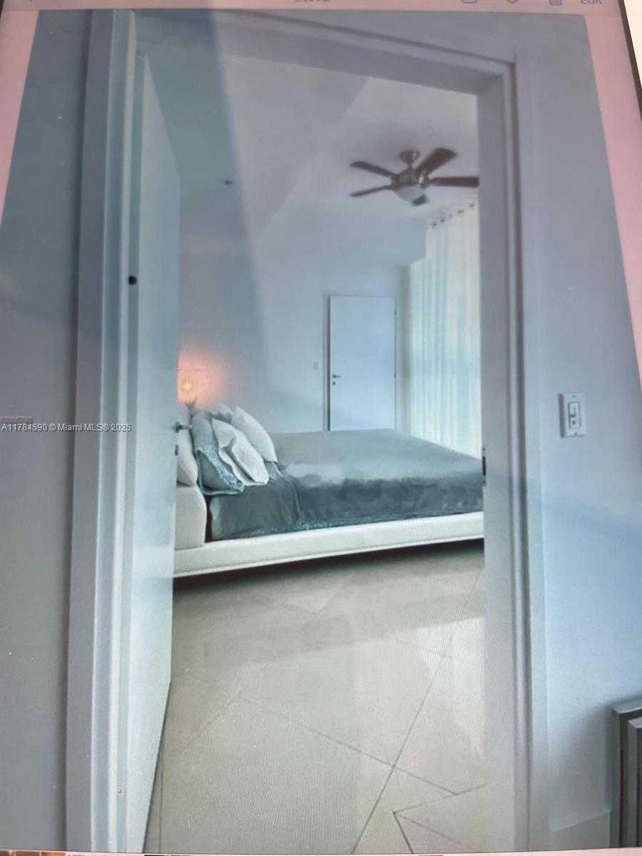 Small Image of 50 SOUTH POINTE DR #503, Miami Beach Number 11