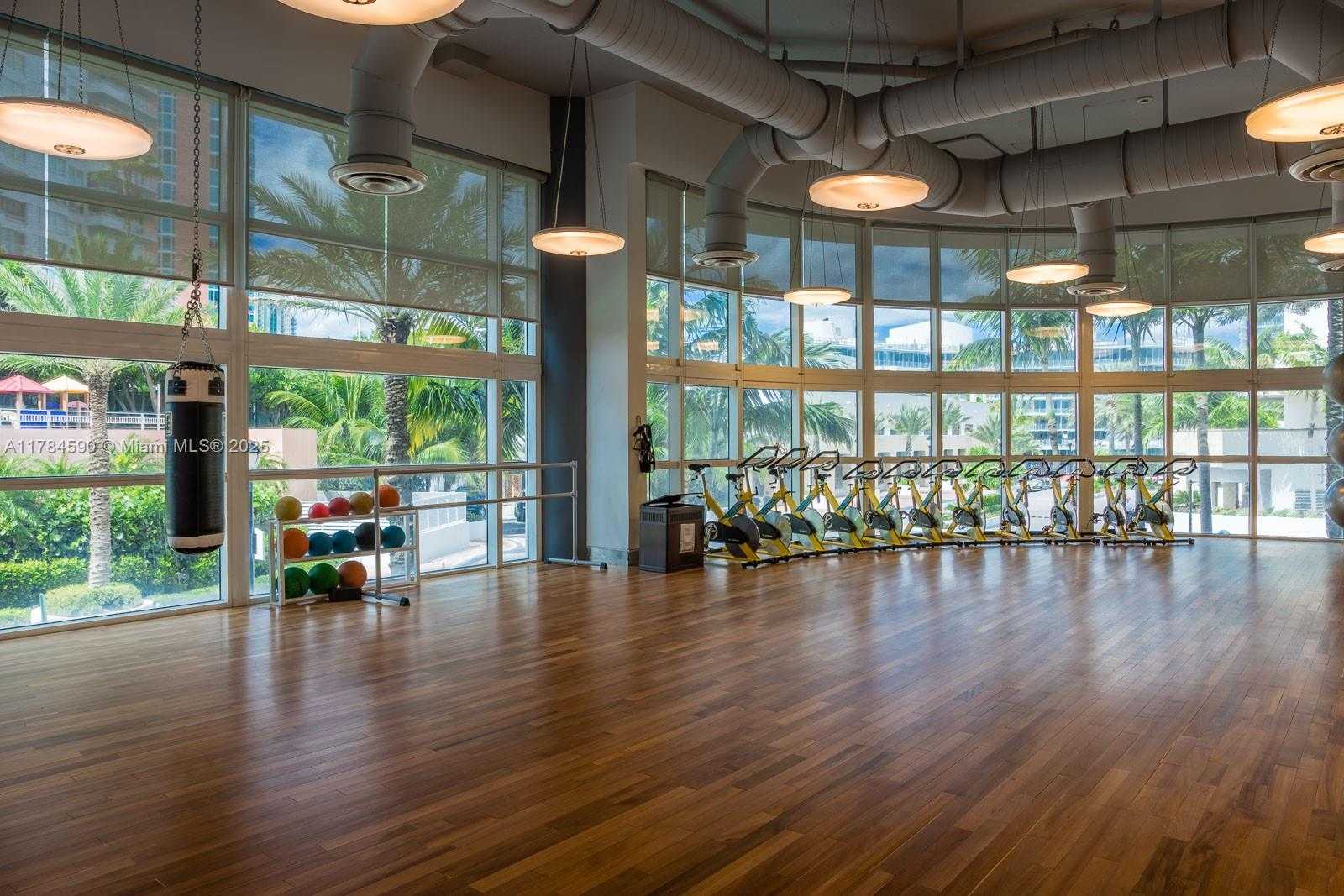 Small Image of 50 SOUTH POINTE DR #503, Miami Beach Number 8