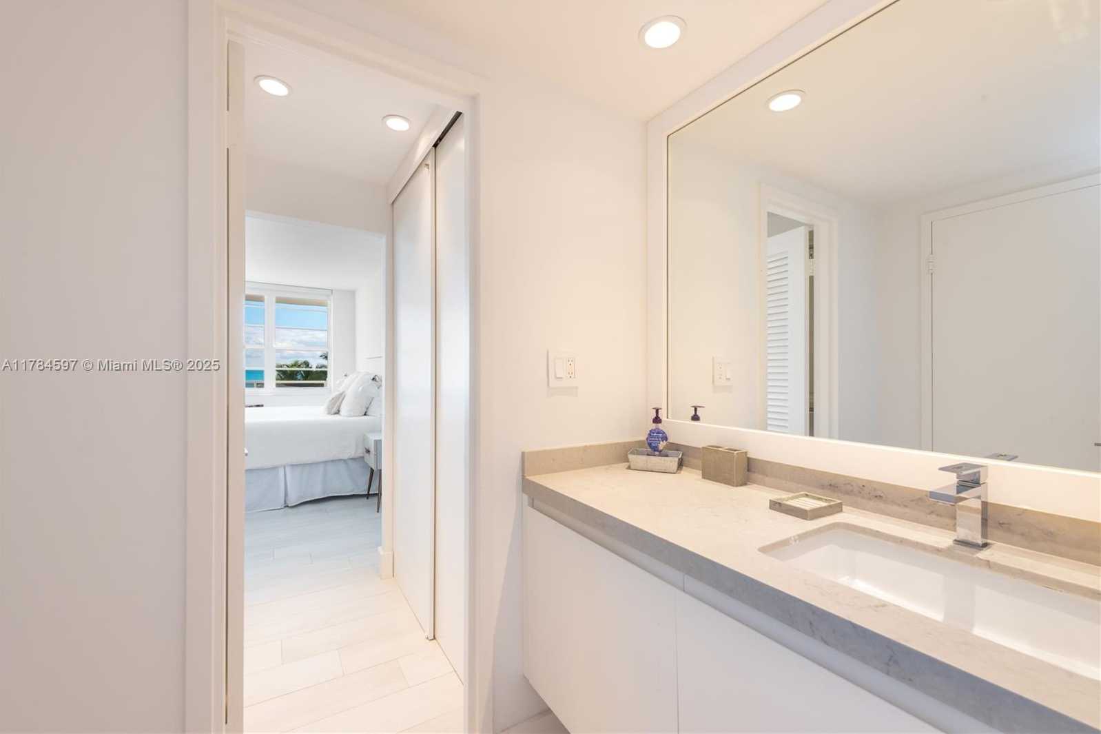 Small Image of 100 #619, Miami Beach Number 12