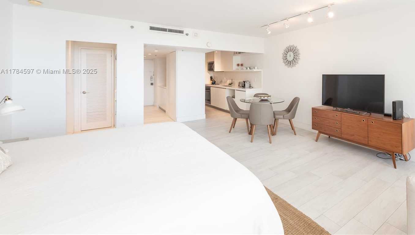Small Image of 100 #619, Miami Beach Number 5