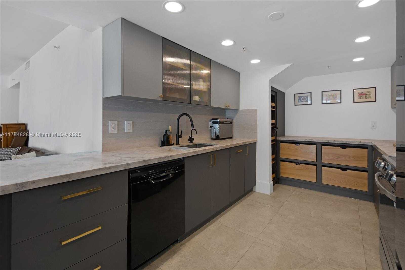 Small Image of 1800 NORTH BAYSHORE DR #1003, Miami Number 12