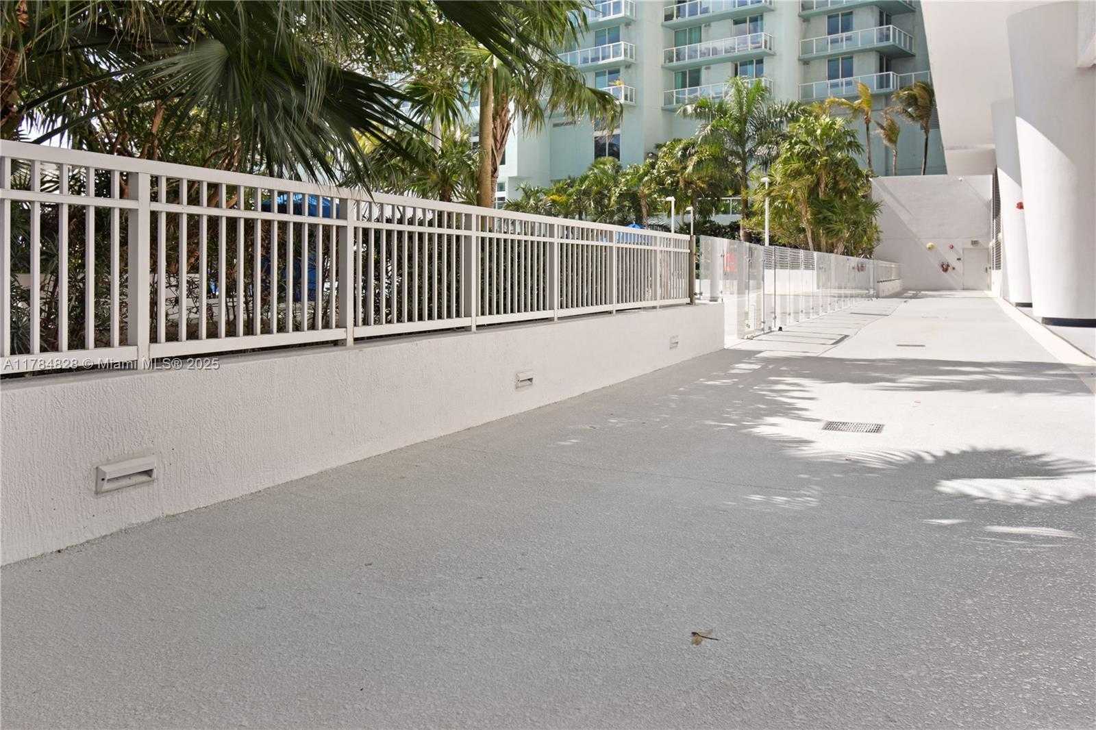 Small Image of 1800 NORTH BAYSHORE DR #1003, Miami Number 36