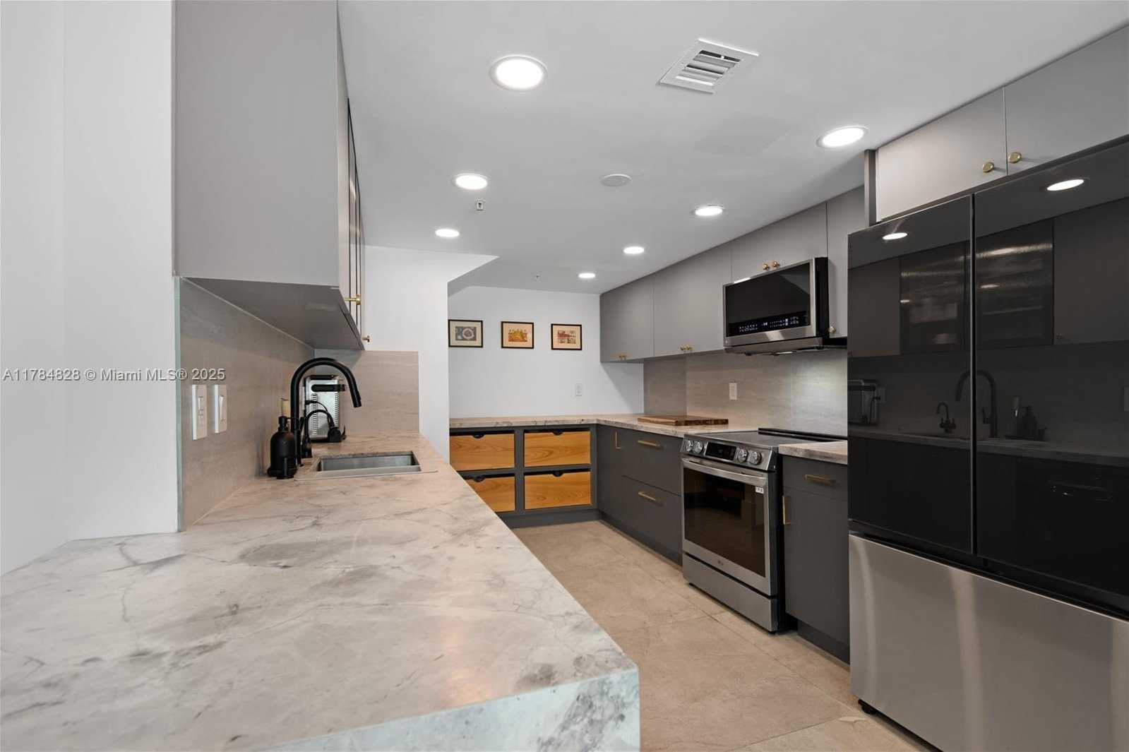 Small Image of 1800 NORTH BAYSHORE DR #1003, Miami Number 7