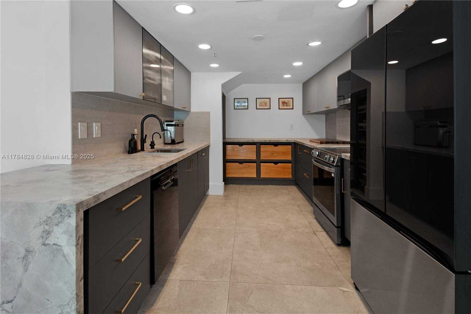 Small Image of 1800 NORTH BAYSHORE DR #1003, Miami Number 8