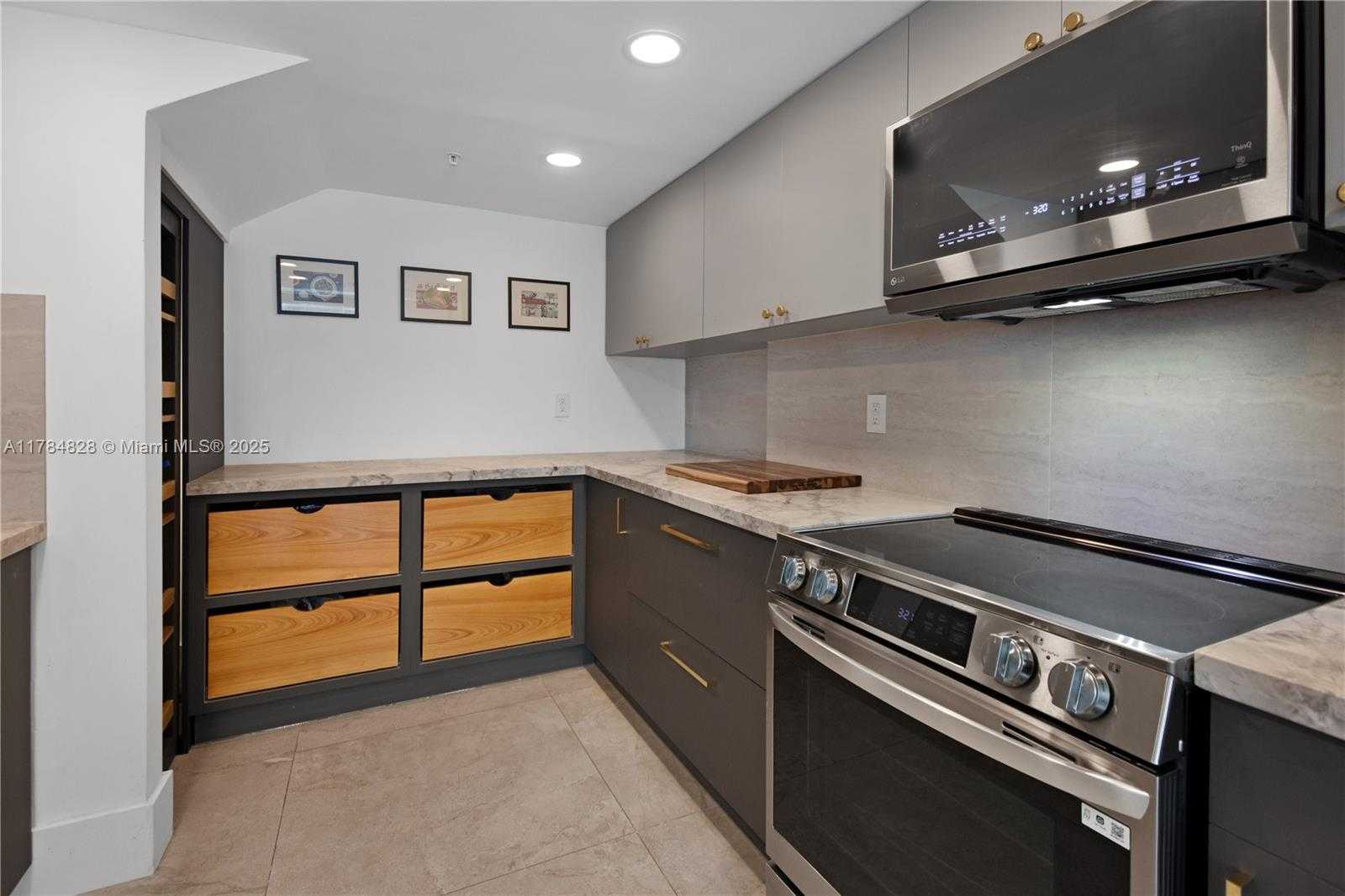 Small Image of 1800 NORTH BAYSHORE DR #1003, Miami Number 9