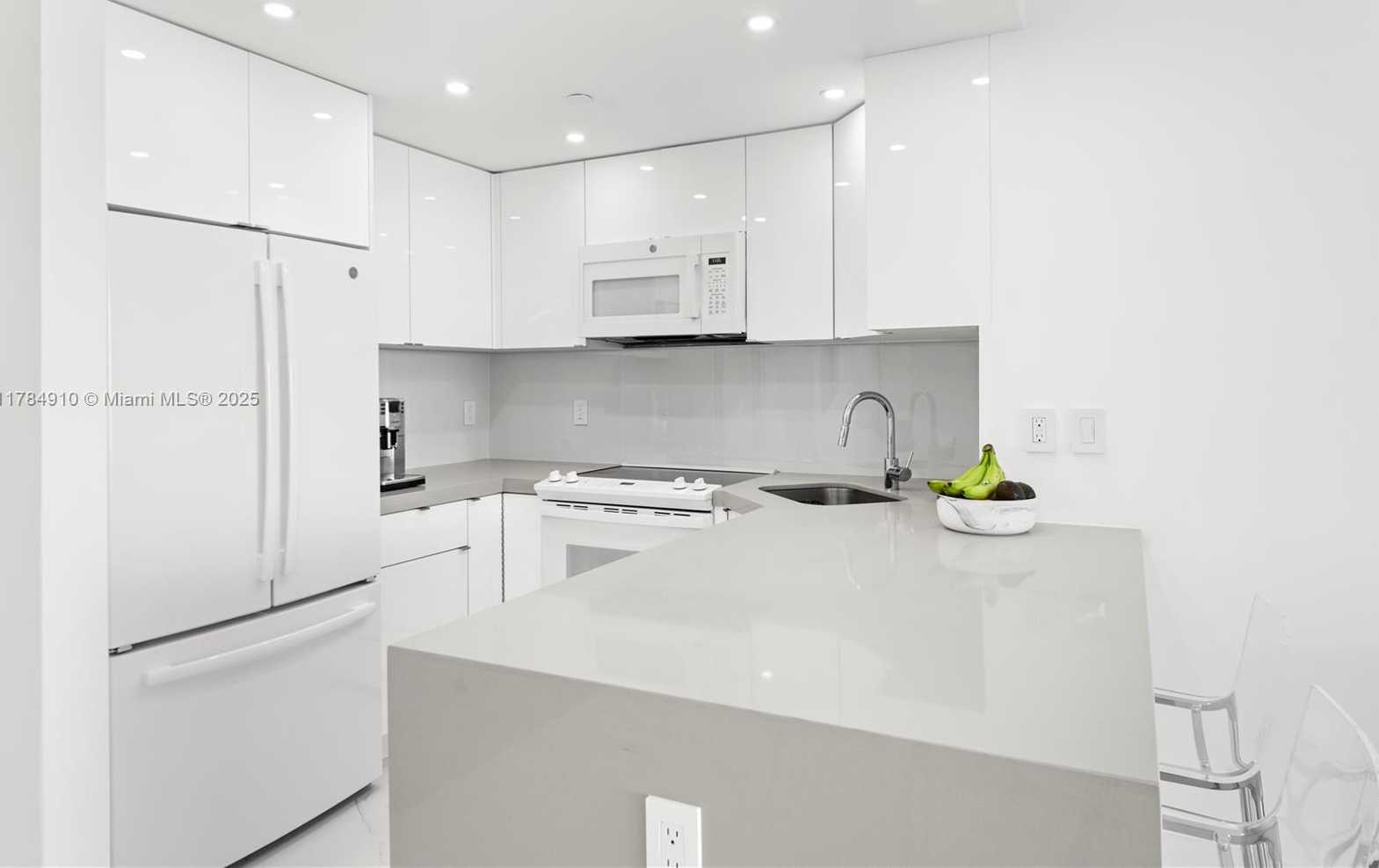 Small Image of 1000 WEST AVE #1524, Miami Beach Number 4
