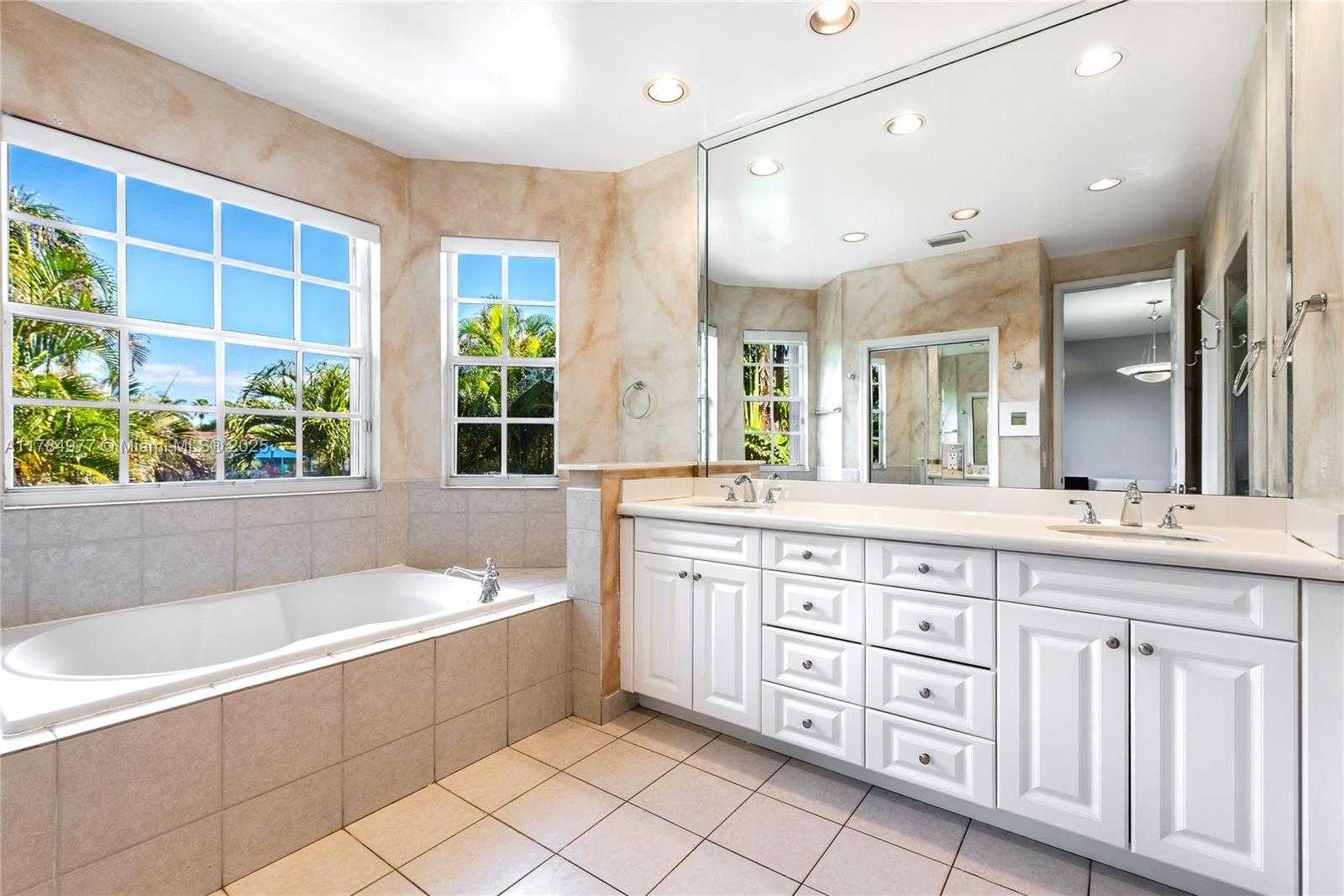 Small Image of 4011 194TH TRL, Sunny Isles Beach Number 17