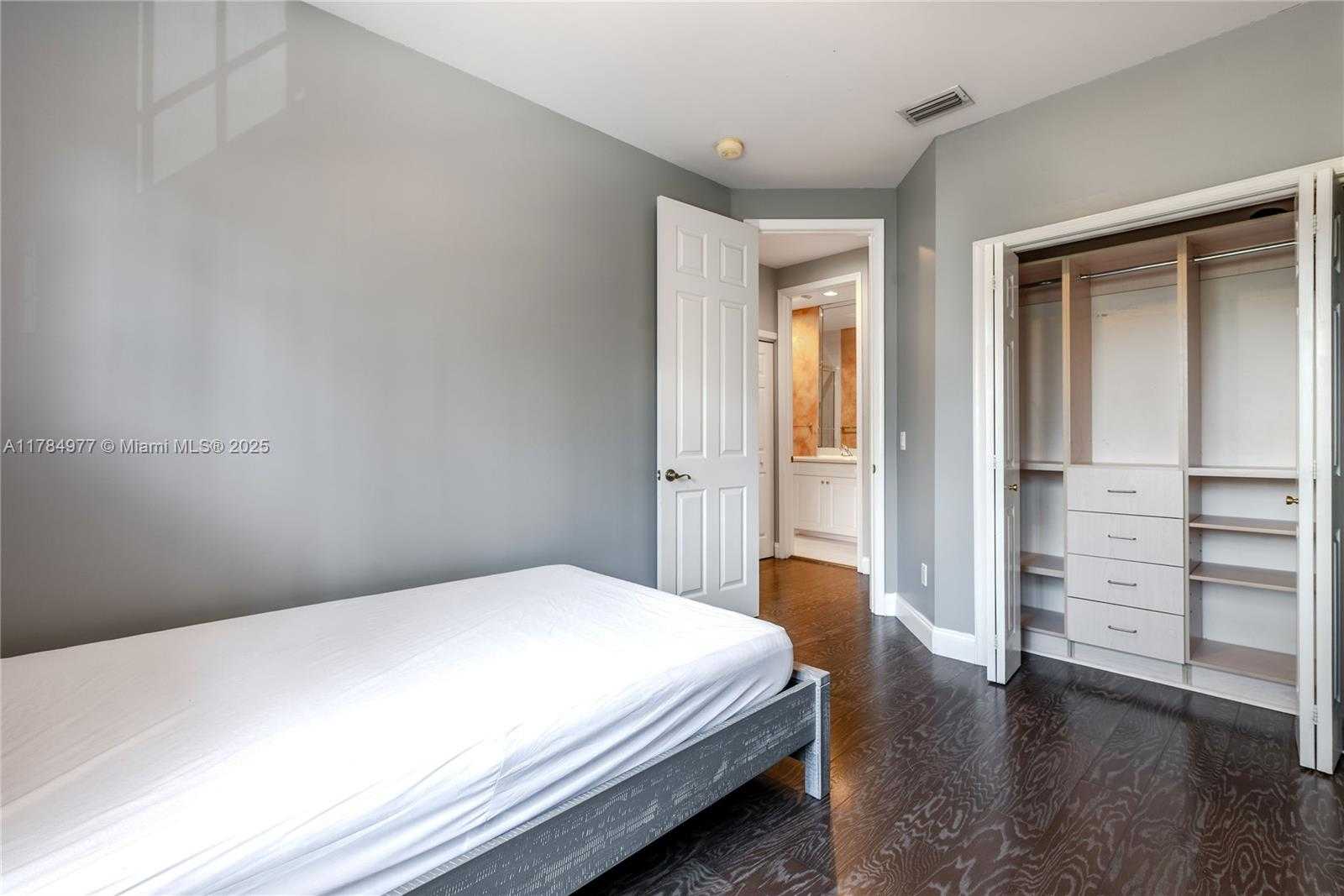 Small Image of 4011 194TH TRL, Sunny Isles Beach Number 21