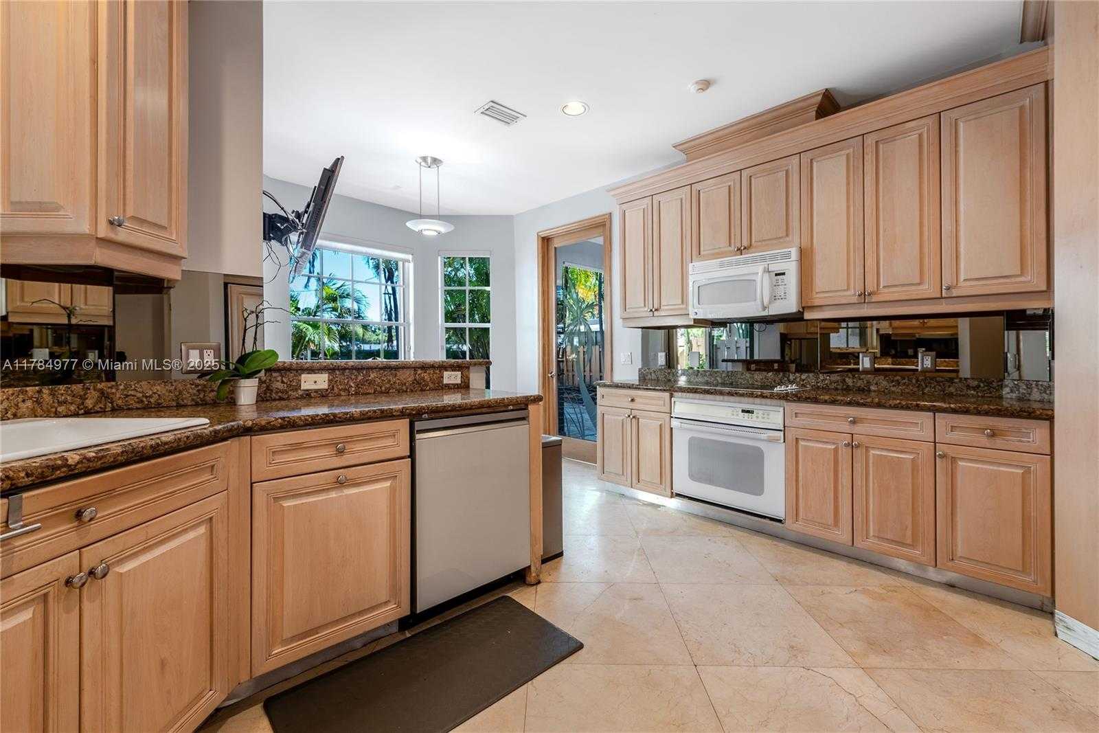 Small Image of 4011 194TH TRL, Sunny Isles Beach Number 6