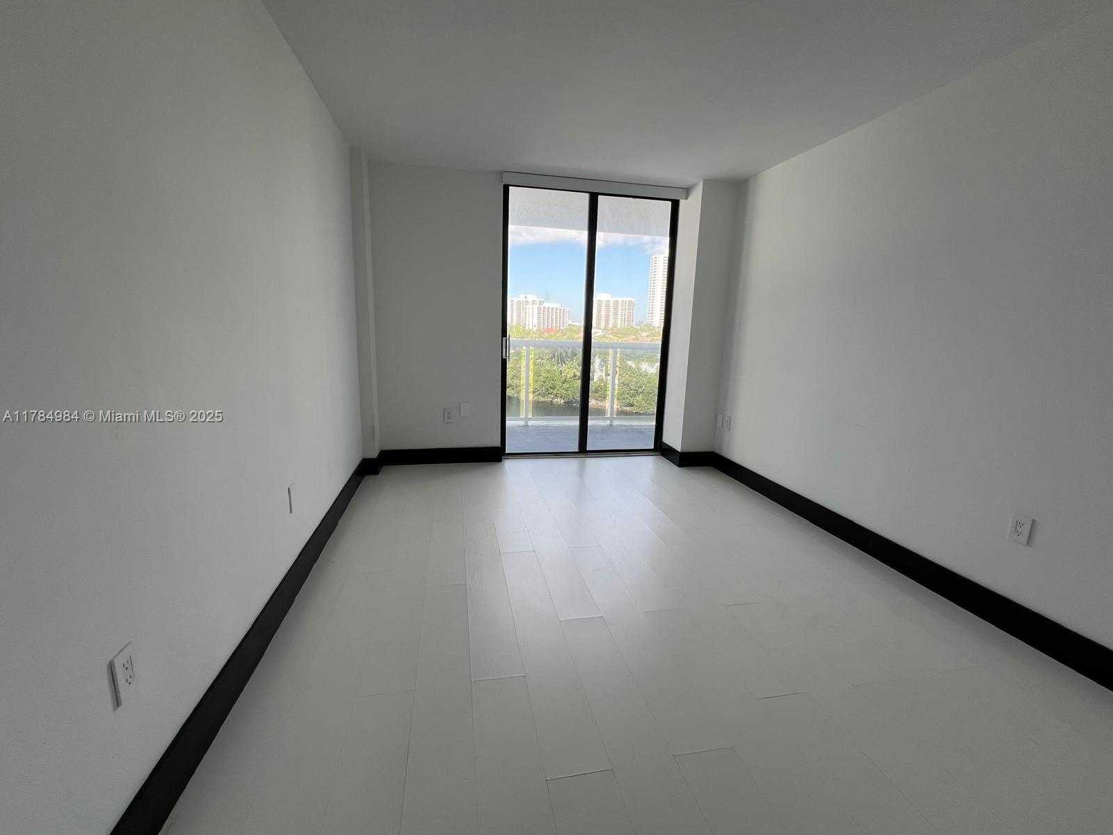 Small Image of 20515 E Country Club Dr, Aventura, FL 33180, USA Number 21