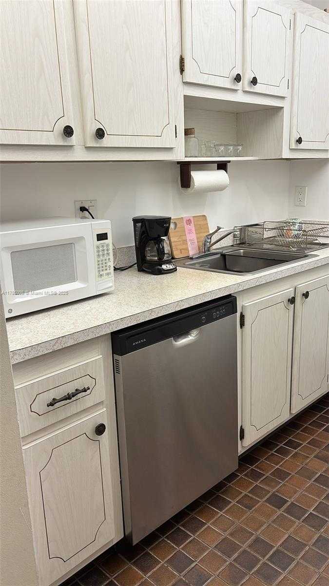 Small Image of 14211 NORTH KENDALL DR #212E, Miami Number 9