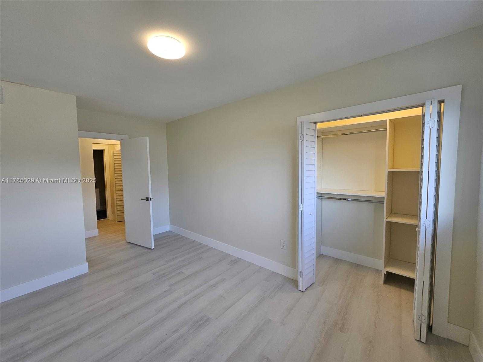 Small Image of 834 RAYMOND ST, Miami Beach Number 11