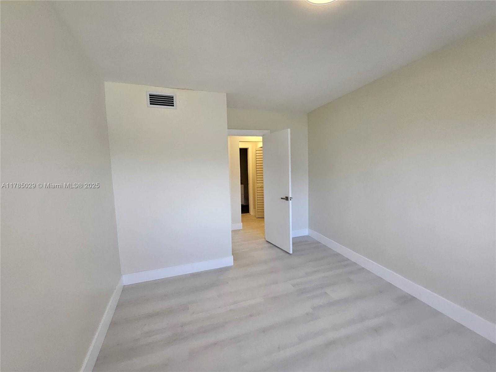Small Image of 834 RAYMOND ST, Miami Beach Number 12