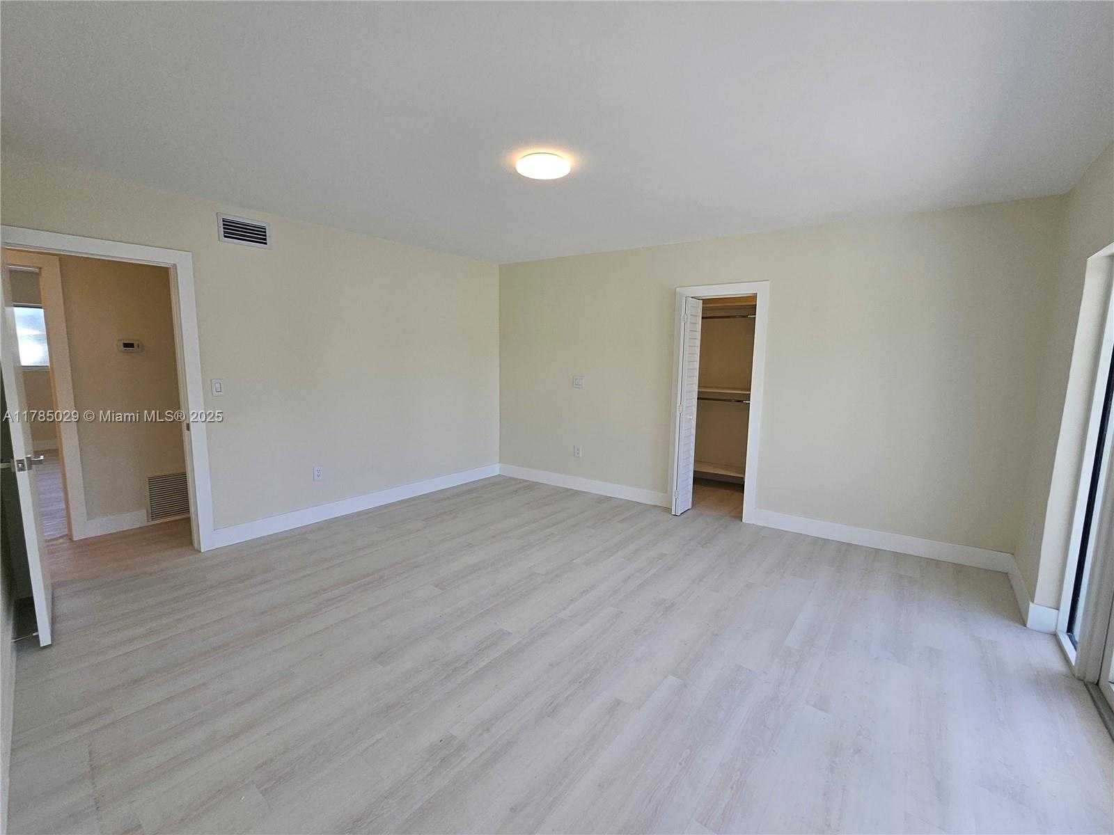 Small Image of 834 RAYMOND ST, Miami Beach Number 17