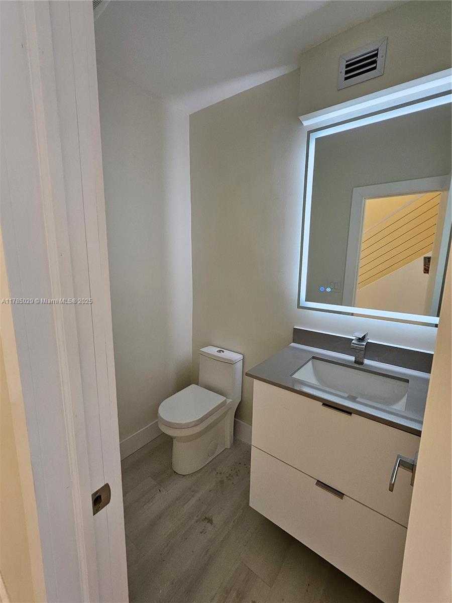 Small Image of 834 RAYMOND ST, Miami Beach Number 33