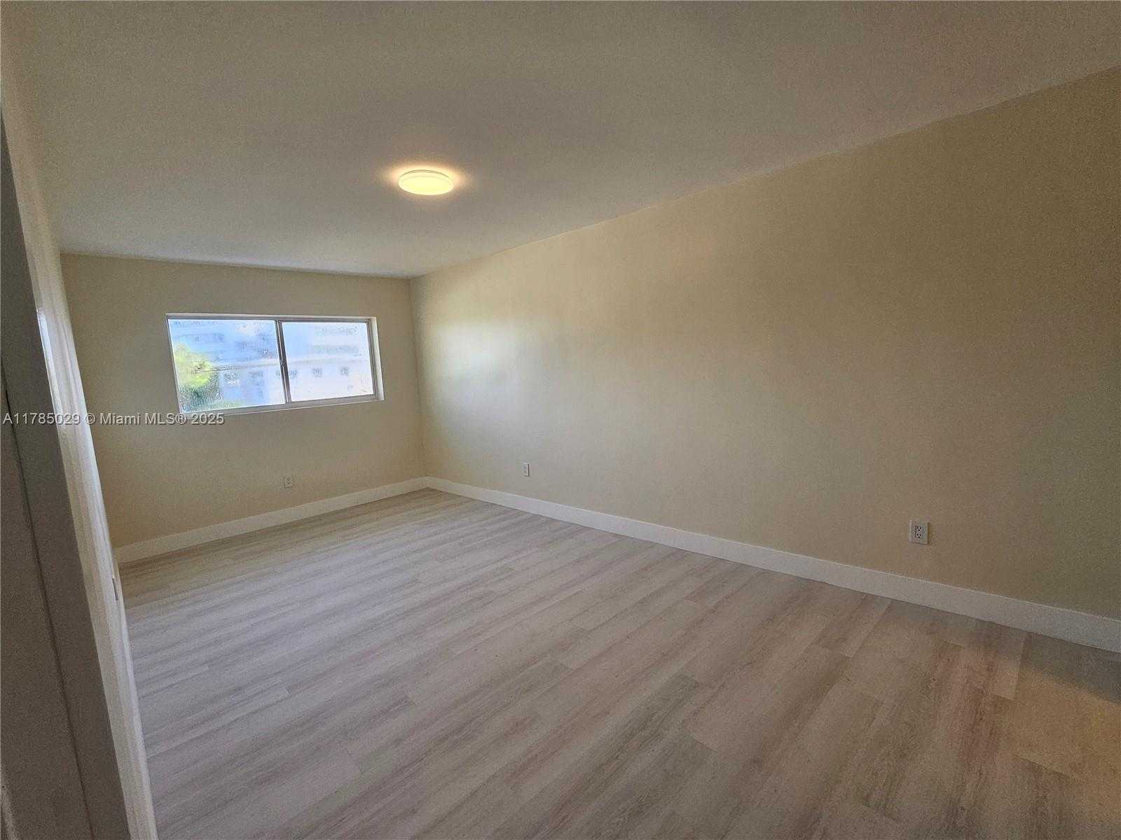 Small Image of 834 RAYMOND ST, Miami Beach Number 4