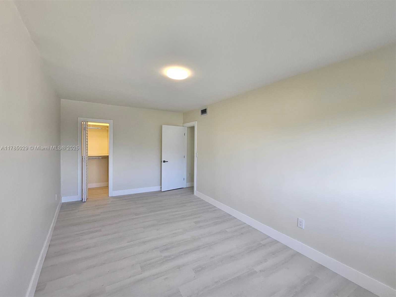 Small Image of 834 RAYMOND ST, Miami Beach Number 5