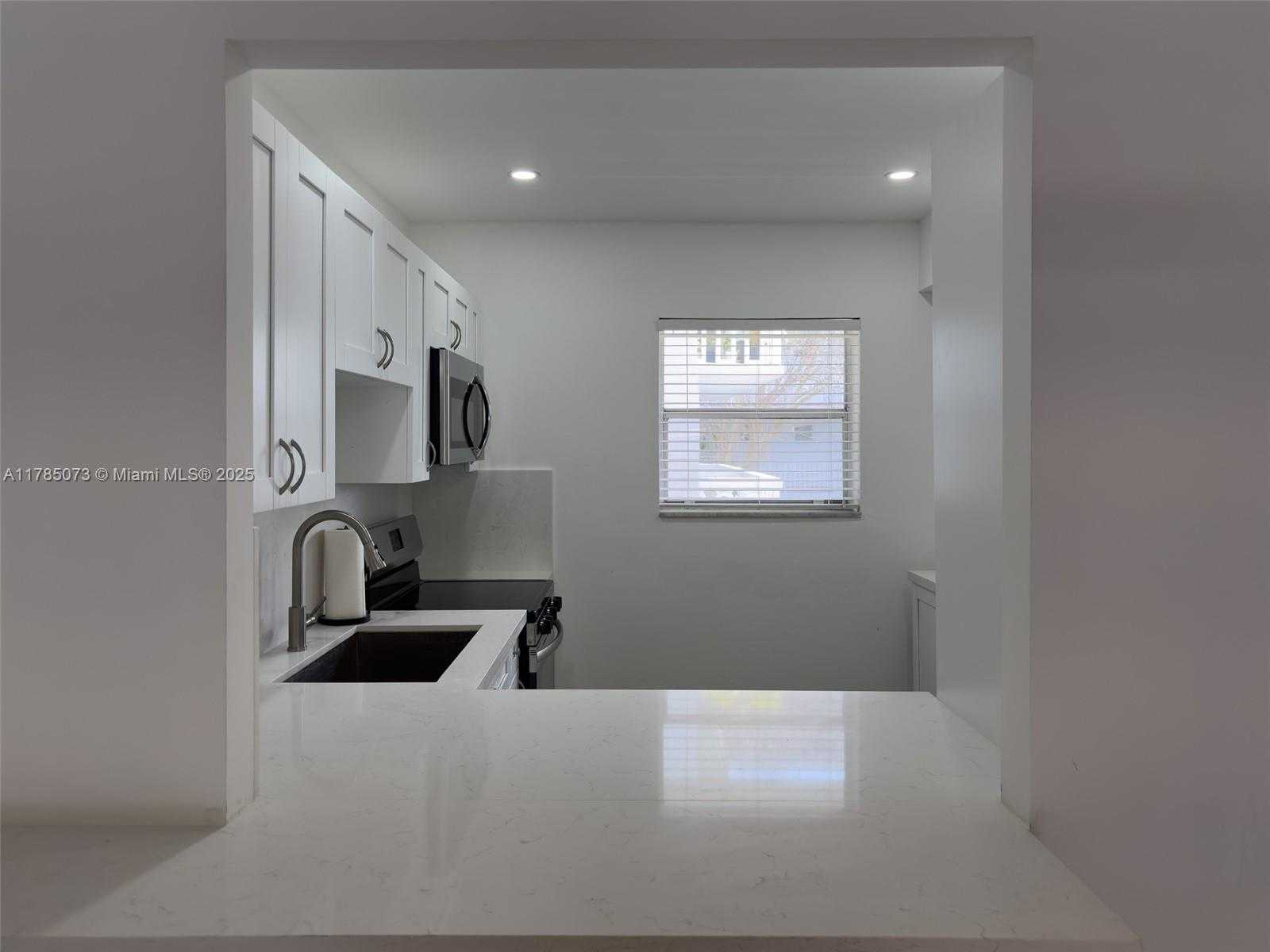 Small Image of 100 EDGEWATER DR #205, Coral Gables Number 13