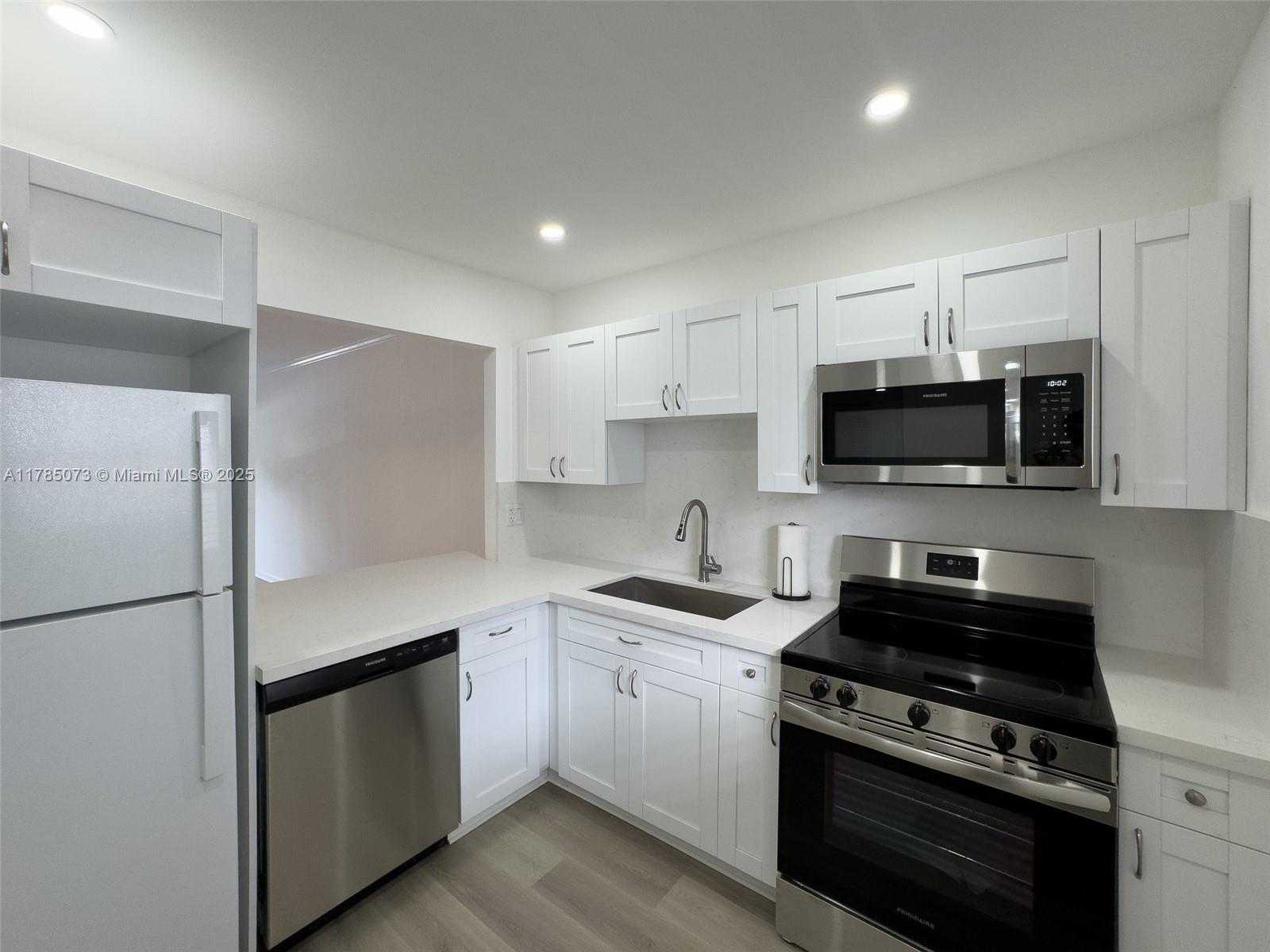 Small Image of 100 EDGEWATER DR #205, Coral Gables Number 14