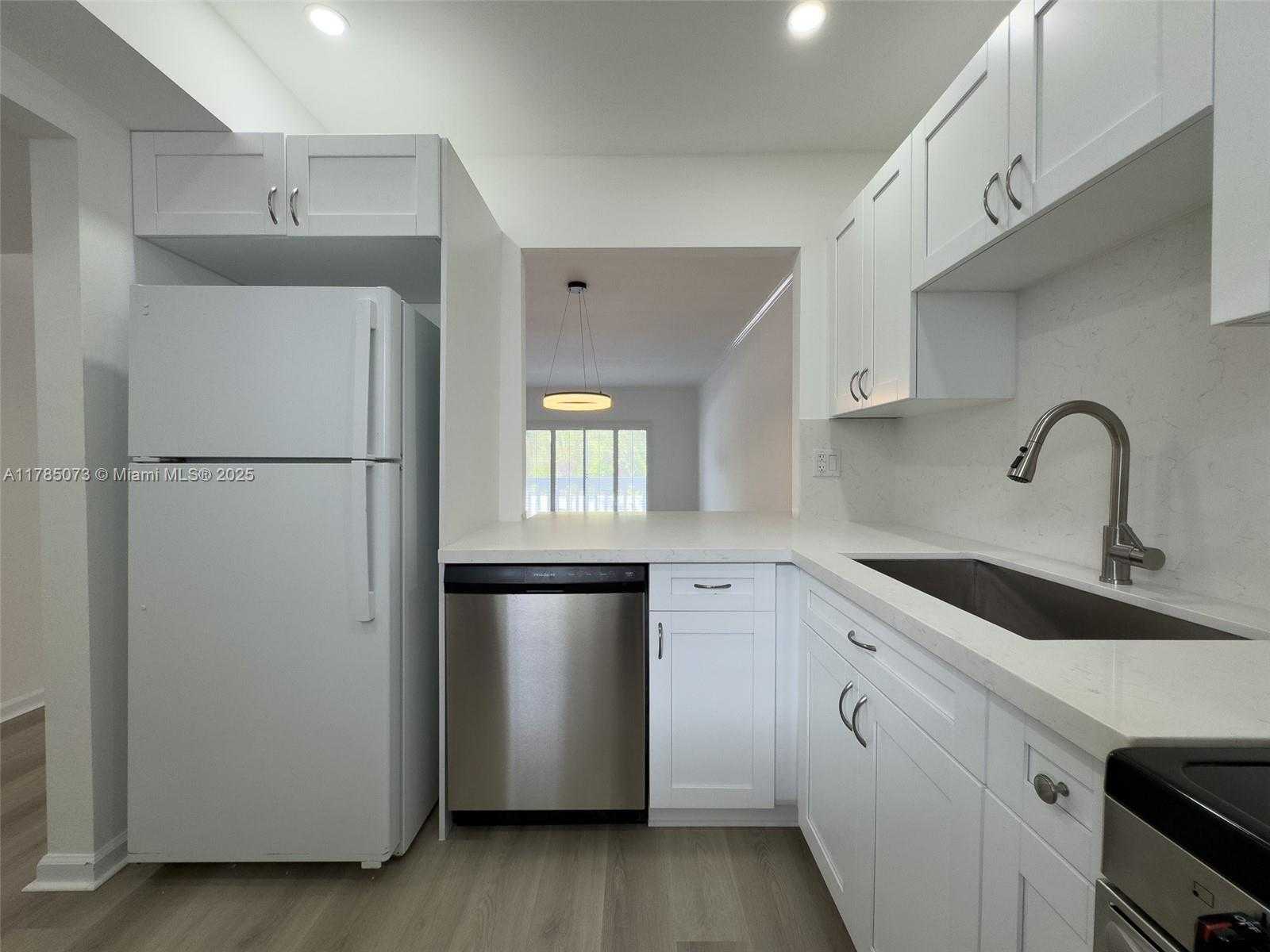 Small Image of 100 EDGEWATER DR #205, Coral Gables Number 4