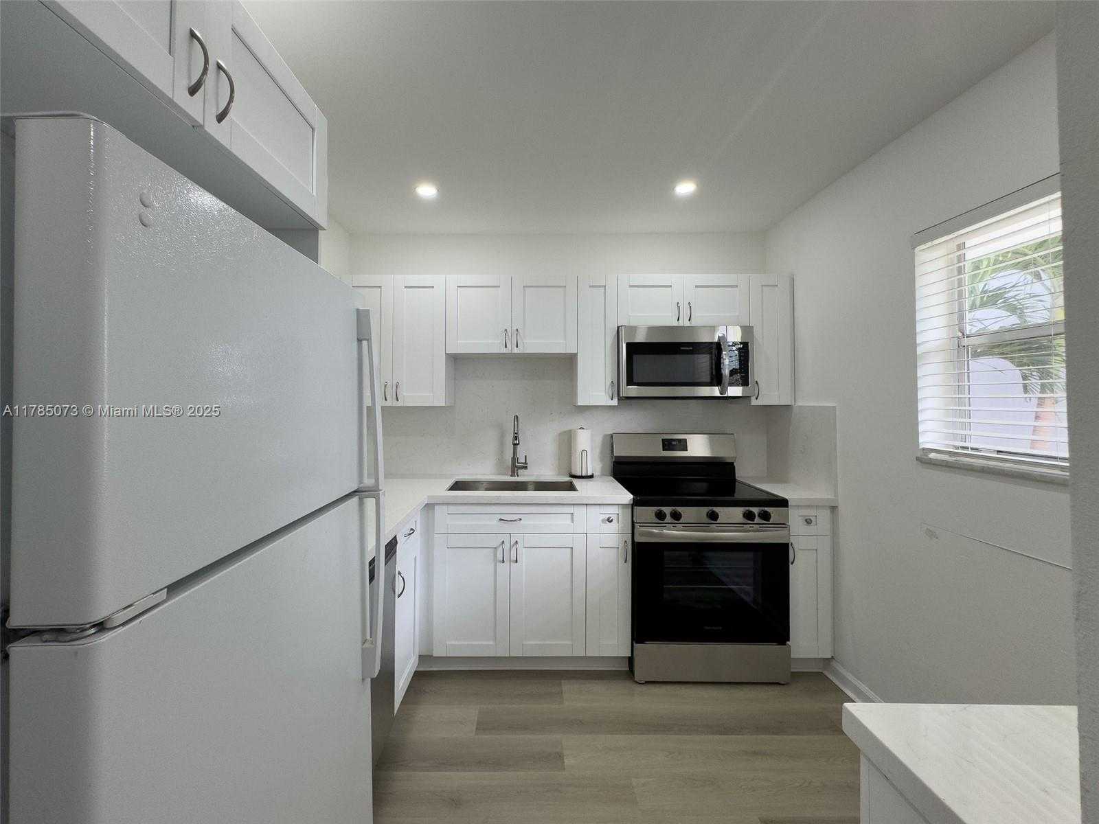 Small Image of 100 EDGEWATER DR #205, Coral Gables Number 5