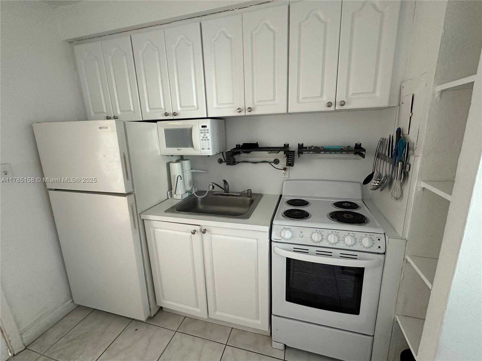Small Image of 1750 #8H, Miami Beach Number 2