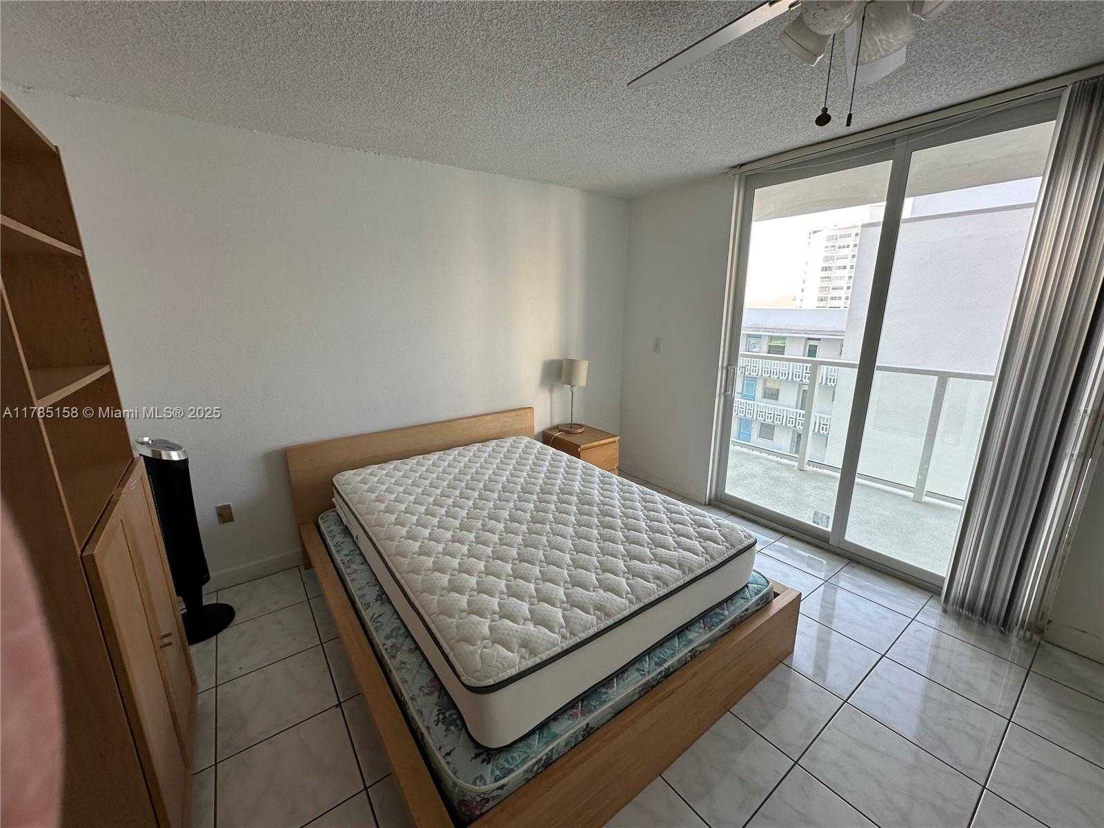 Small Image of 1750 #8H, Miami Beach Number 3
