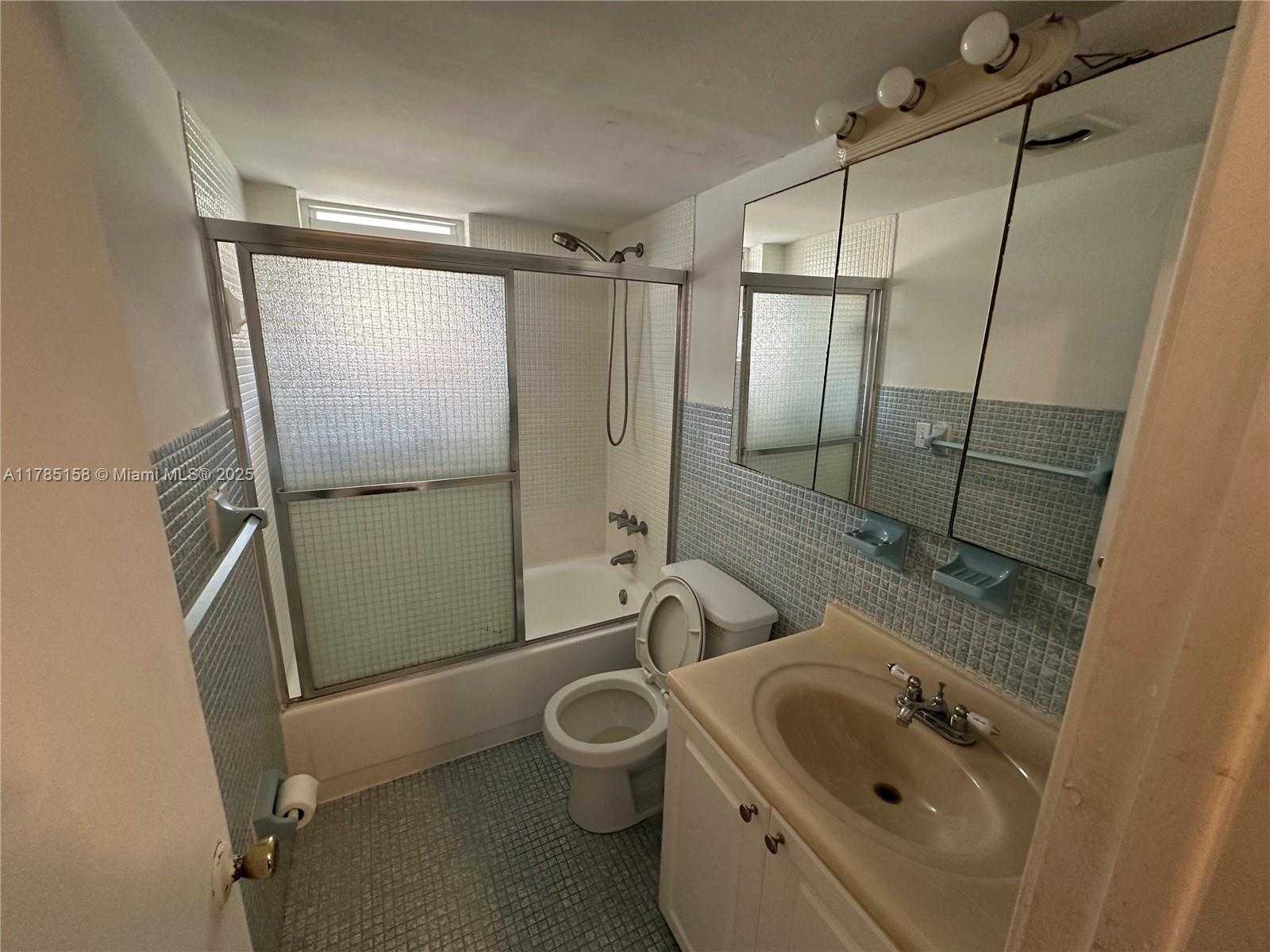 Small Image of 1750 #8H, Miami Beach Number 5