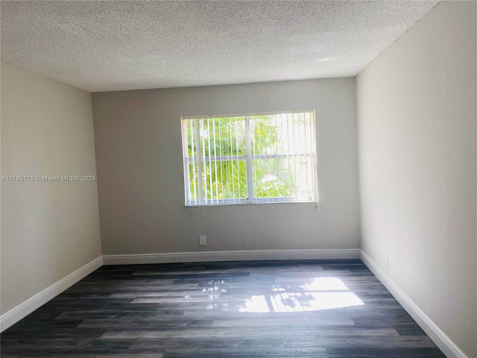 Small Image of 17901 NORTH WEST 68TH AVE #T206, Hialeah Number 9