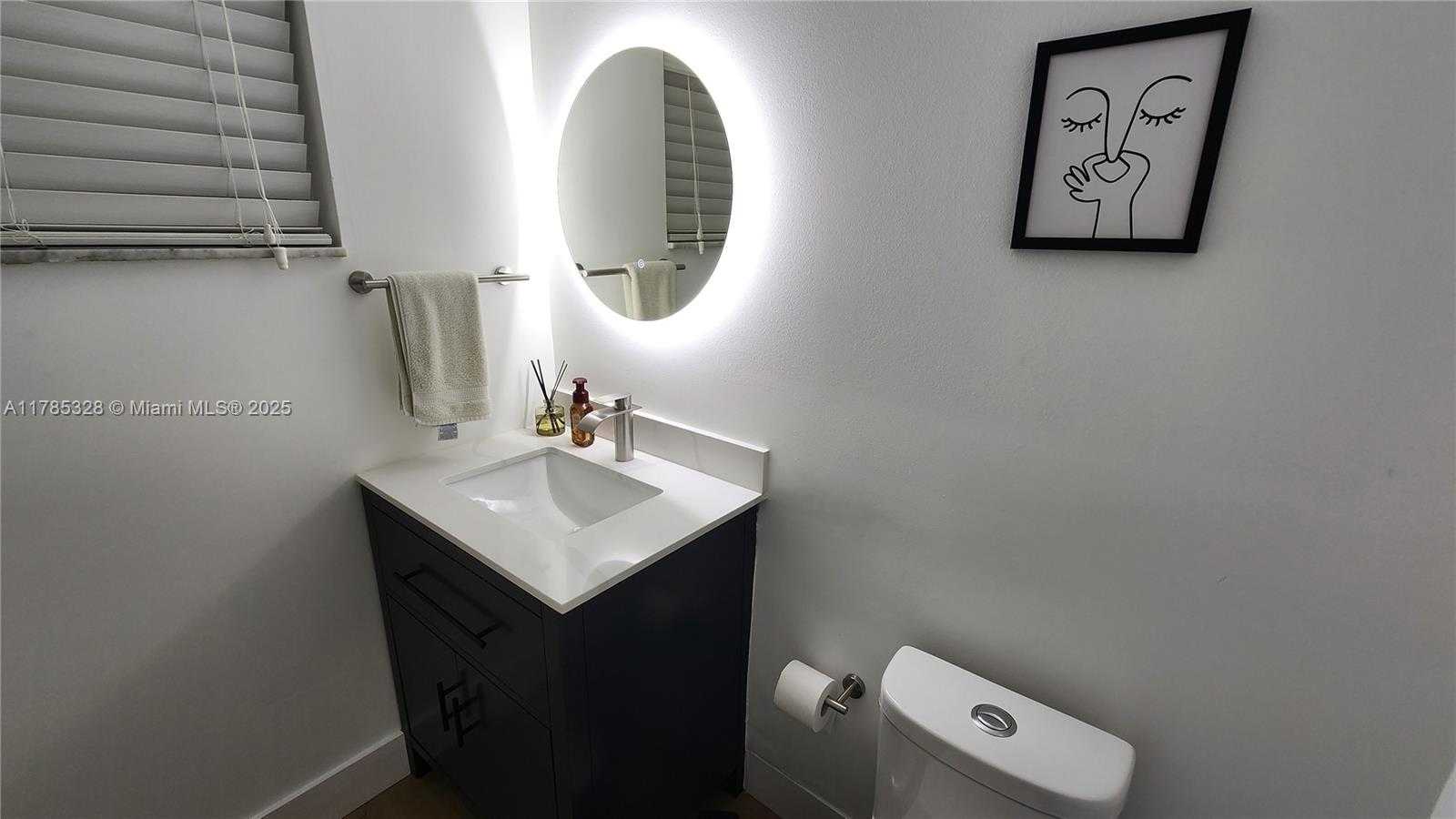 Small Image of 7900 TATUM WATERWAY DR #313, Miami Beach Number 10