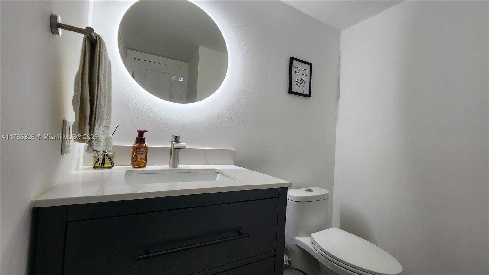 Small Image of 7900 TATUM WATERWAY DR #313, Miami Beach Number 11