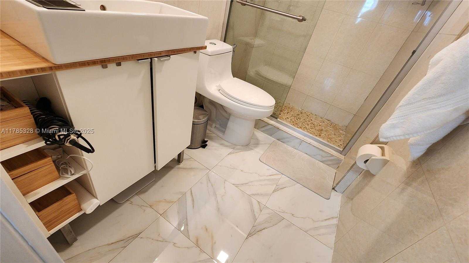 Small Image of 7900 TATUM WATERWAY DR #313, Miami Beach Number 13